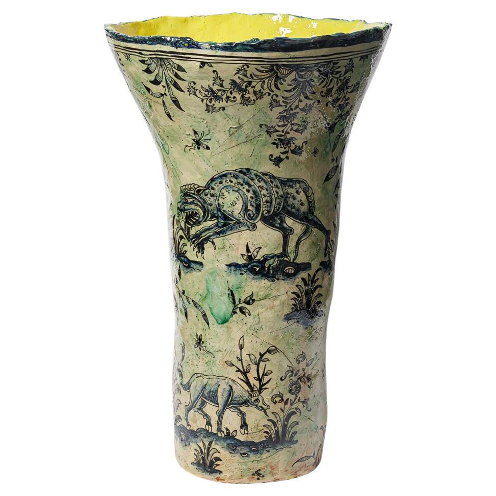 Vase aus glasiertem Steingut, verziert mit fantastischen Tieren von Jérôme Galvin. im Angebot
