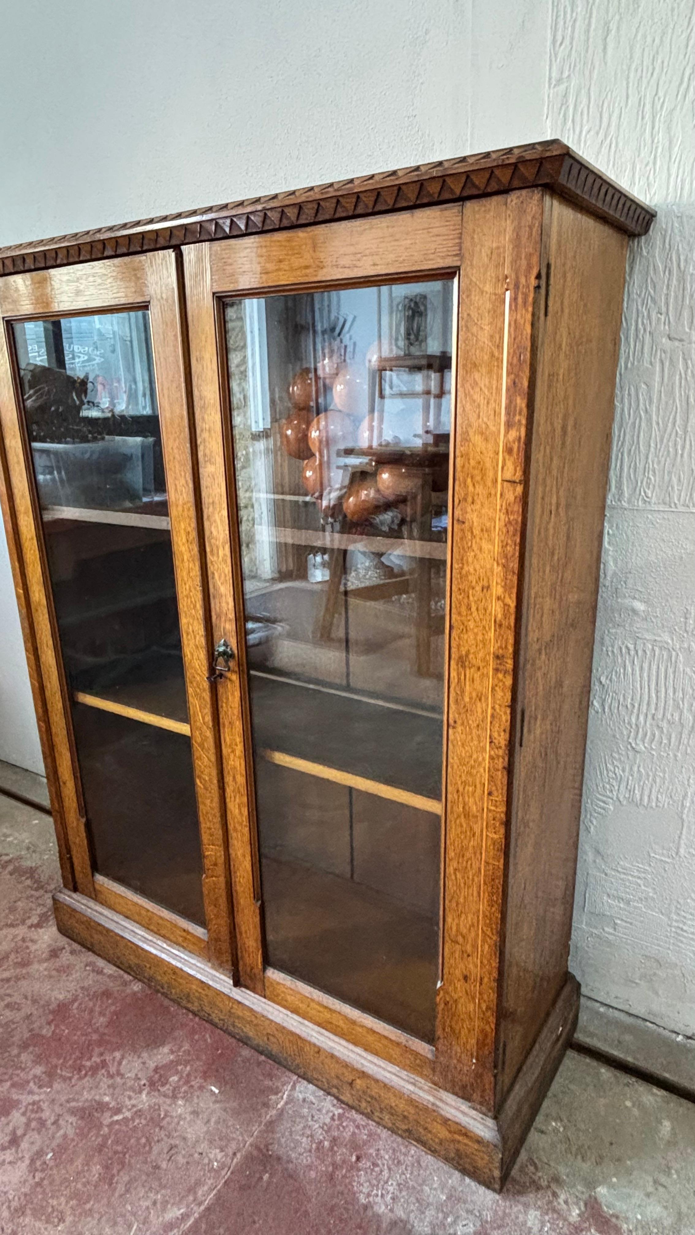Glazed English Oak Display Bookcase Cabinet, c 1900 In Good Condition For Sale In Sherborne, GB