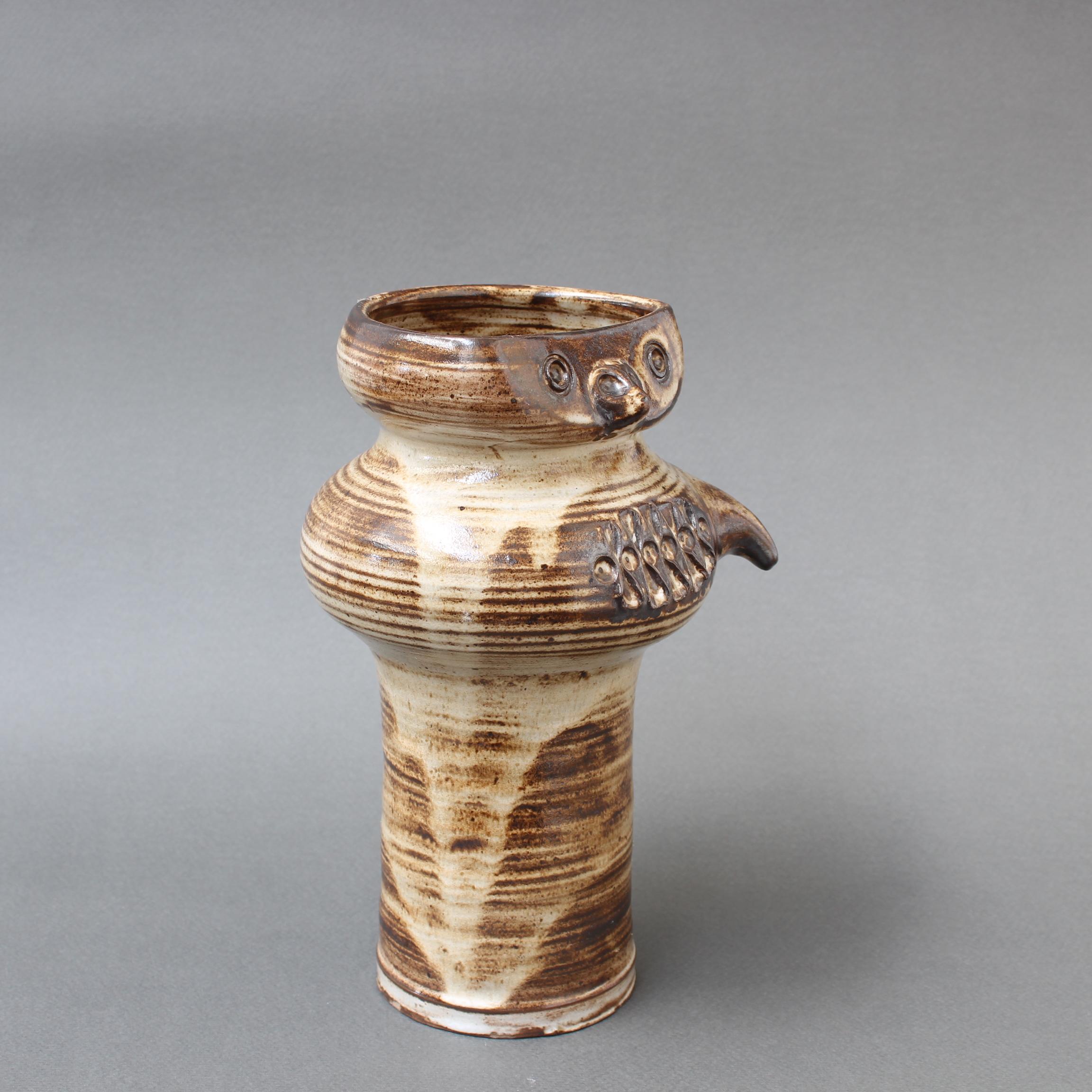 Vase à hibou stylisé en céramique émaillée (vers les années 1960) du célèbre céramiste français Jacques Pouchain (1925-2005). Il s'agit d'un charmant vase en céramique dans le style inimitable de Pouchain. La base arrondie est décorée de lignes