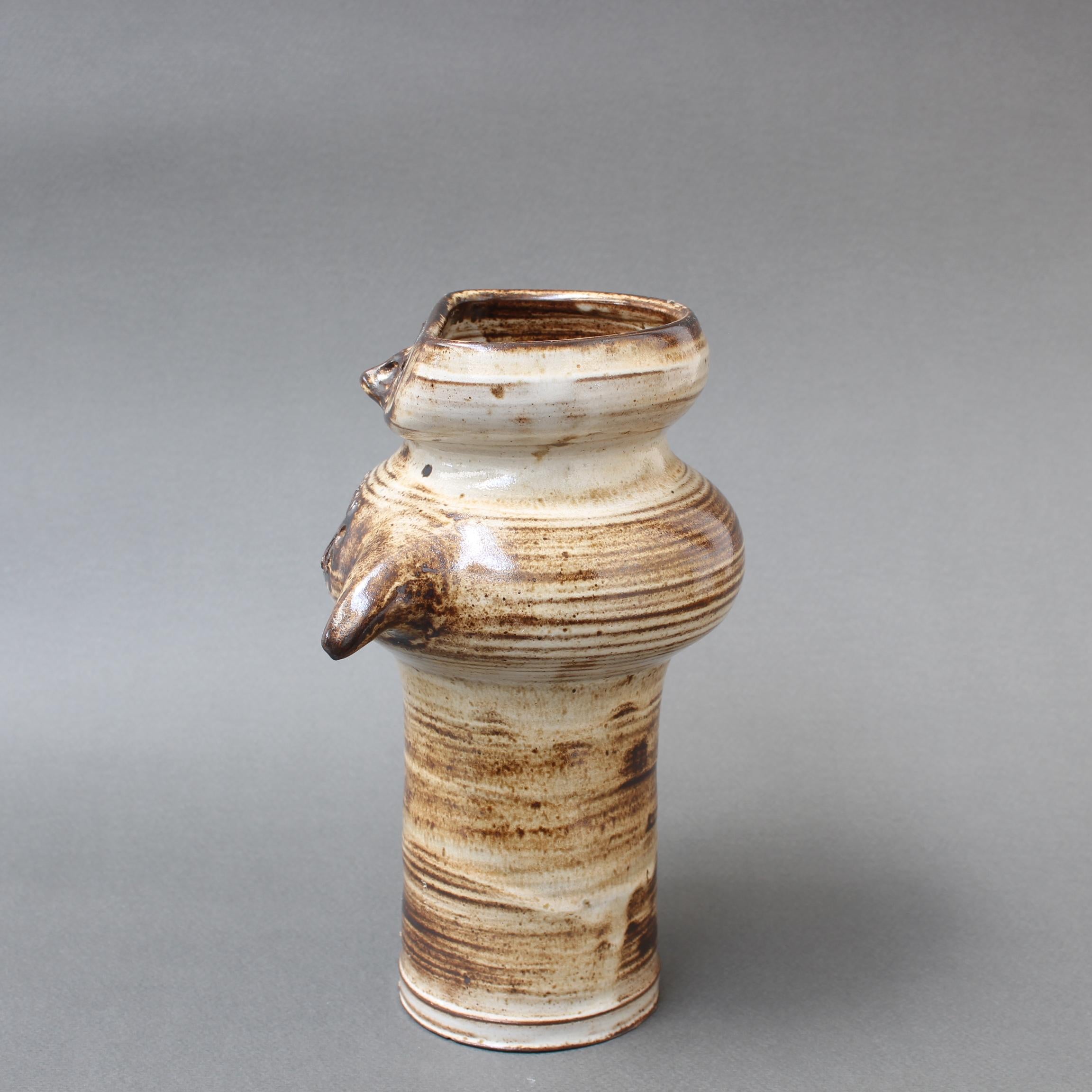 Milieu du XXe siècle Vase hibou stylisé en céramique émaillée de Jacques Pouchain (circa 1960) en vente