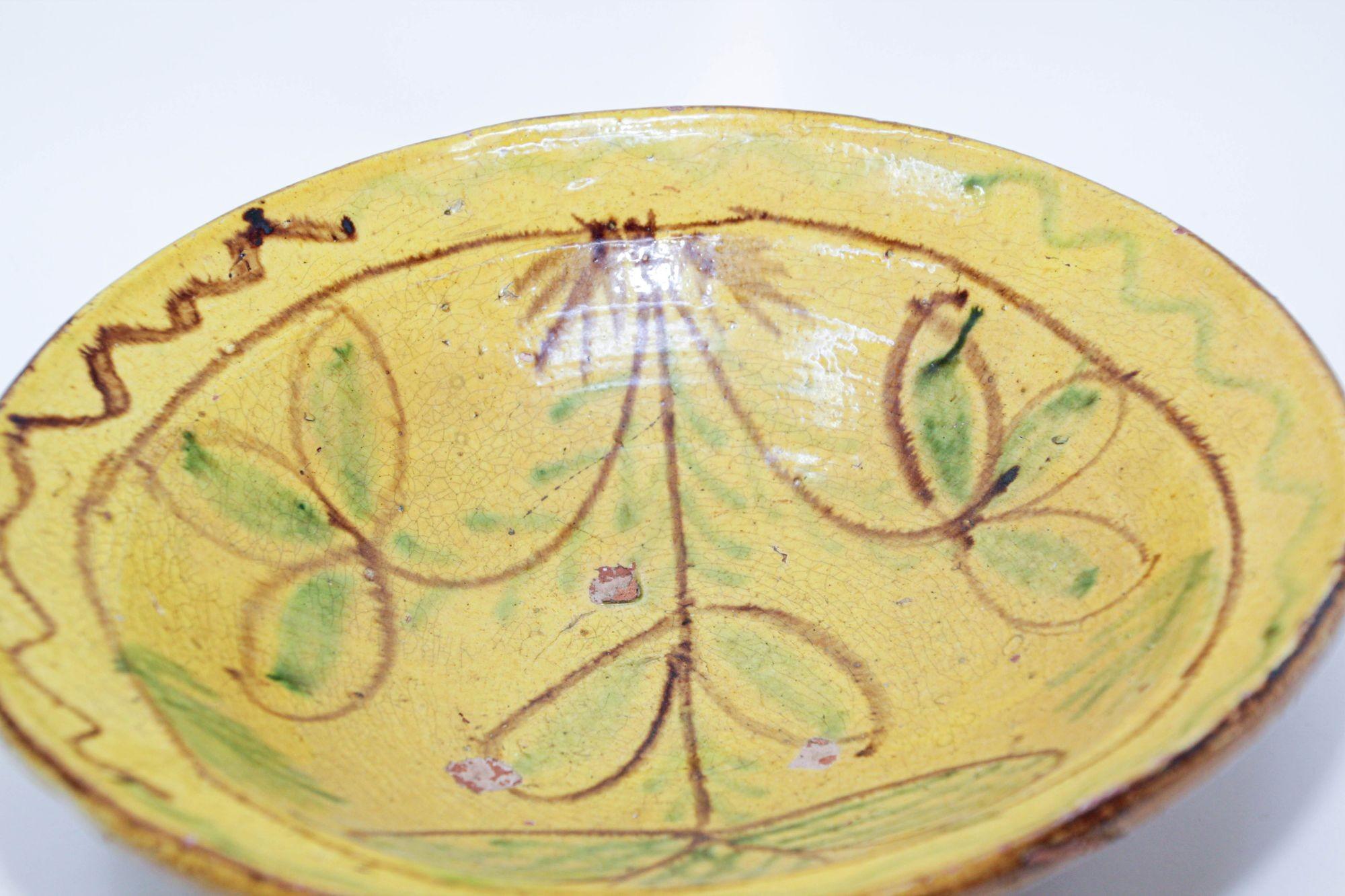Gelbe glasierte islamische Hispano-Moresque-Schale aus Steingut (Handgefertigt) im Angebot