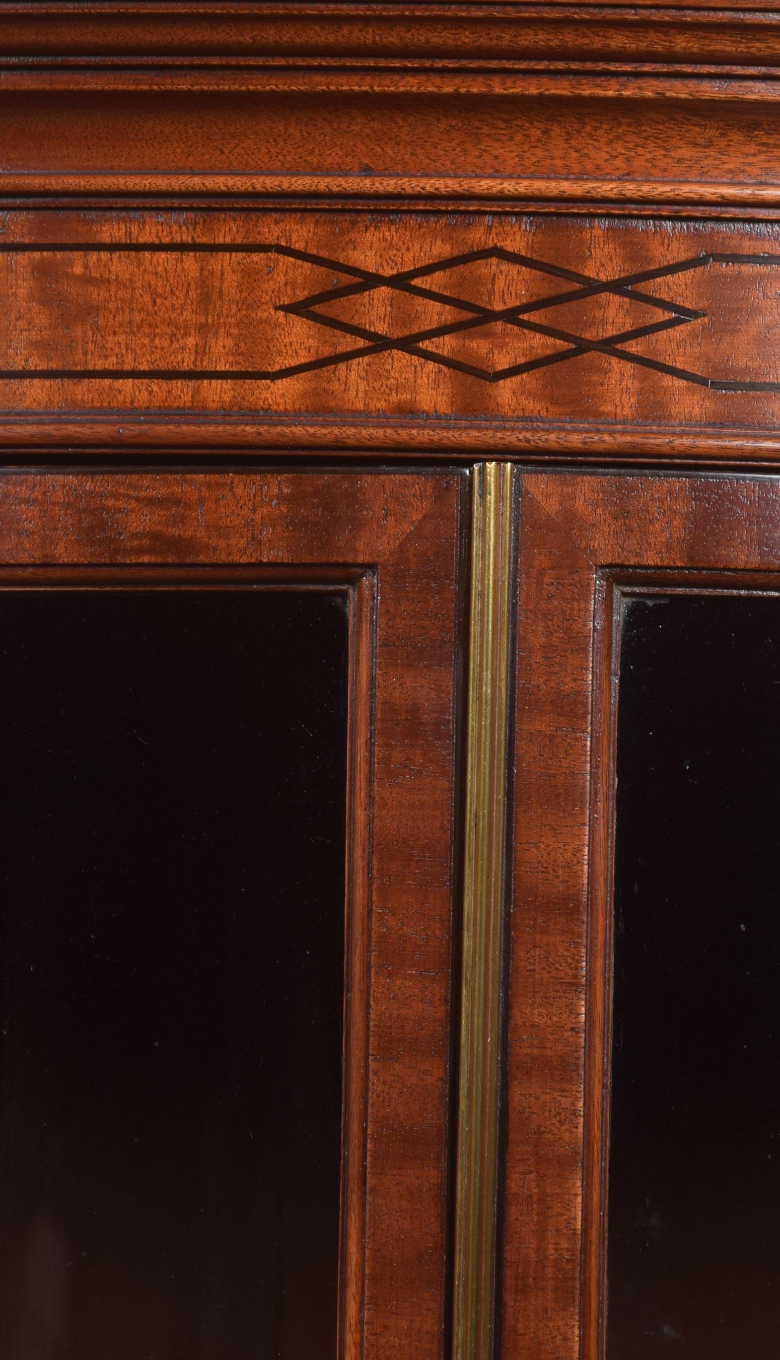 Glazed Mahogany Corner Cupboard In Good Condition In Cheshire, GB