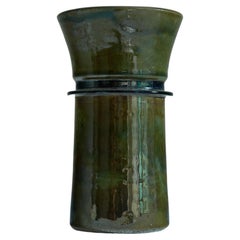 Vase de poterie moderniste émaillée de studio en vert et bleu