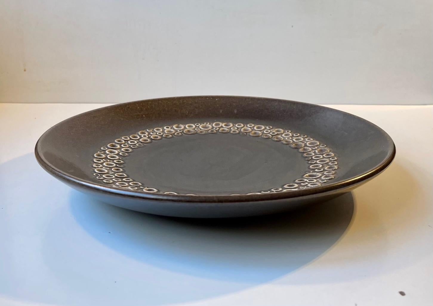 Danois Plat de centre de table en surface de lune émaillée de Frederik Ravnild, danois des années 1960 en vente