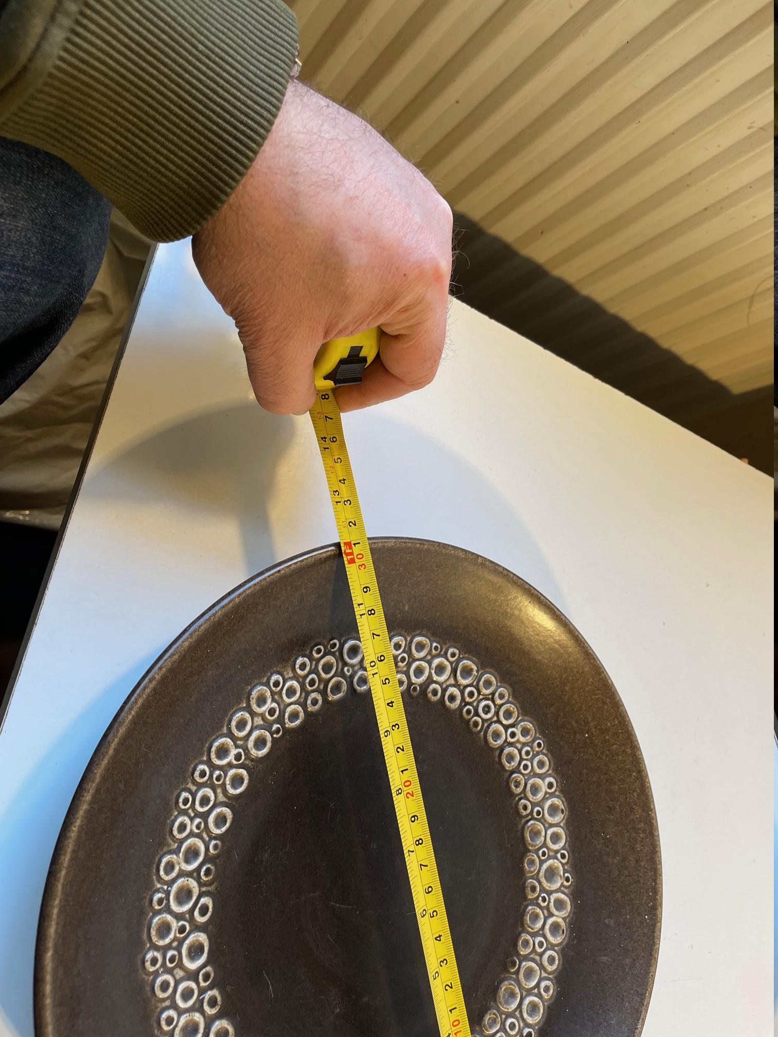 Céramique Plat de centre de table en surface de lune émaillée de Frederik Ravnild, danois des années 1960 en vente