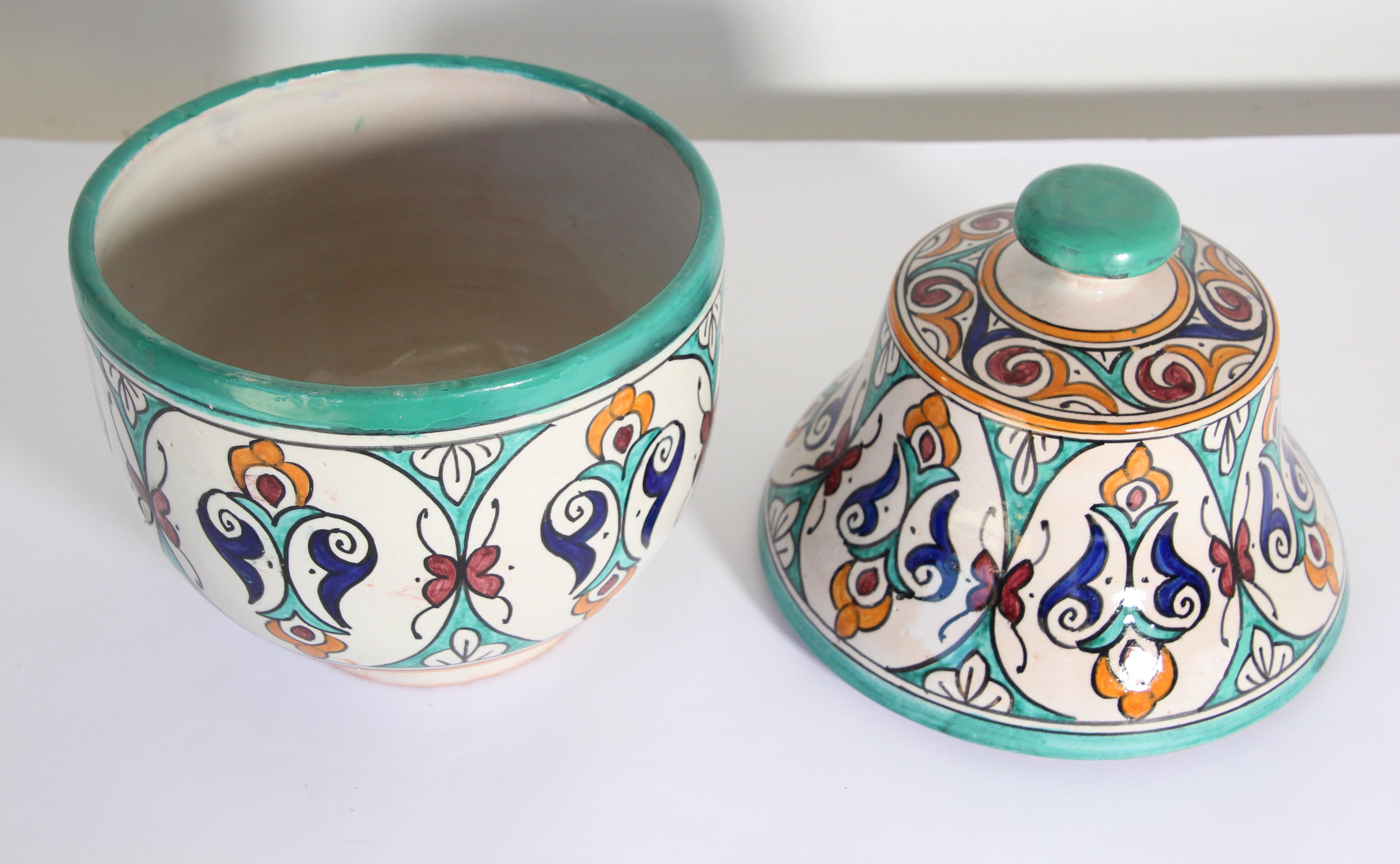 Pot couvert de céramique mauresque émaillée fabriqué à la main à Fez, au Maroc en vente 2
