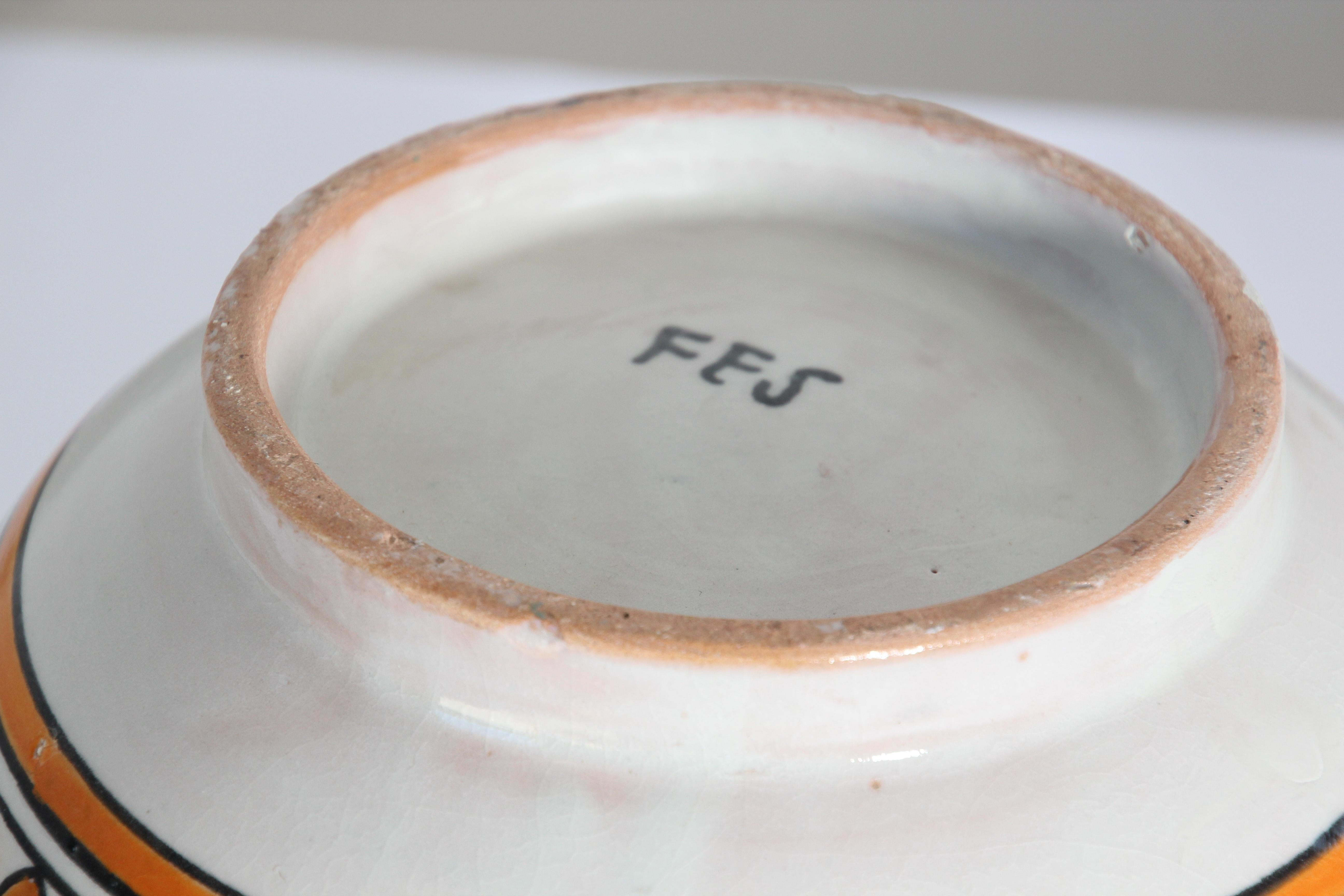 Pot couvert de céramique mauresque émaillée fabriqué à la main à Fez, au Maroc en vente 5