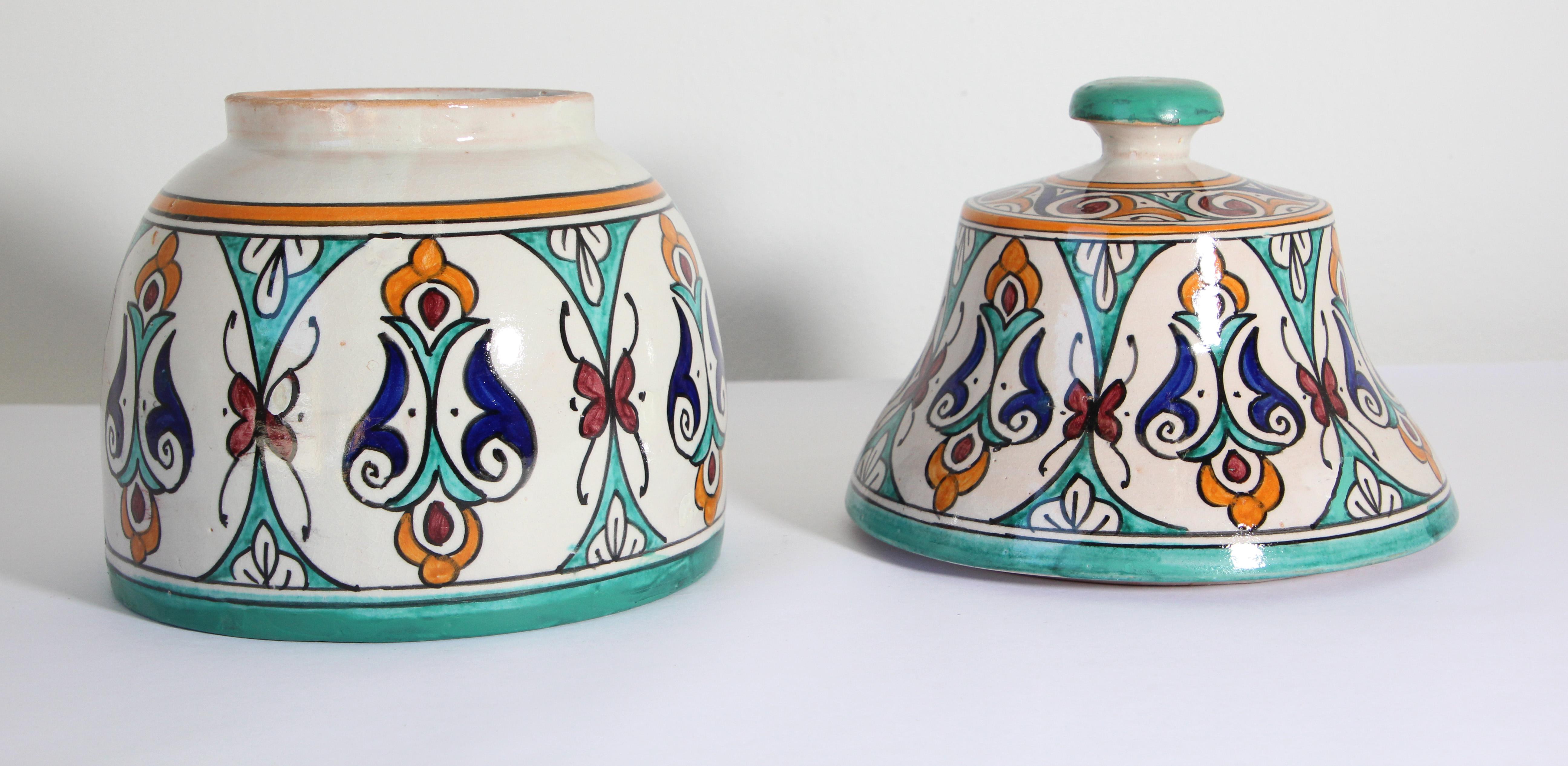 Pot couvert de céramique mauresque émaillée fabriqué à la main à Fez, au Maroc en vente 6