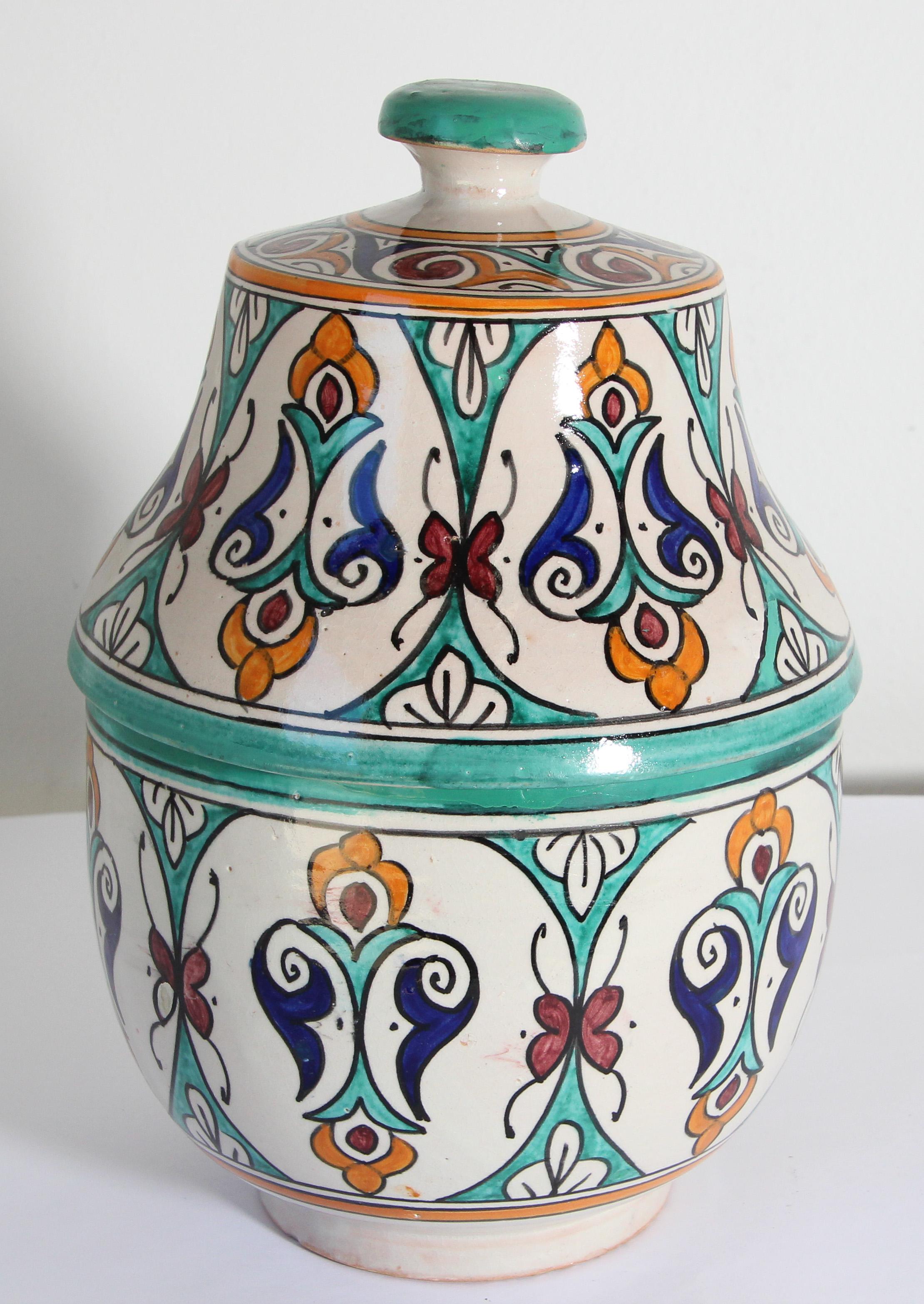 Mauresque Pot couvert de céramique mauresque émaillée fabriqué à la main à Fez, au Maroc en vente