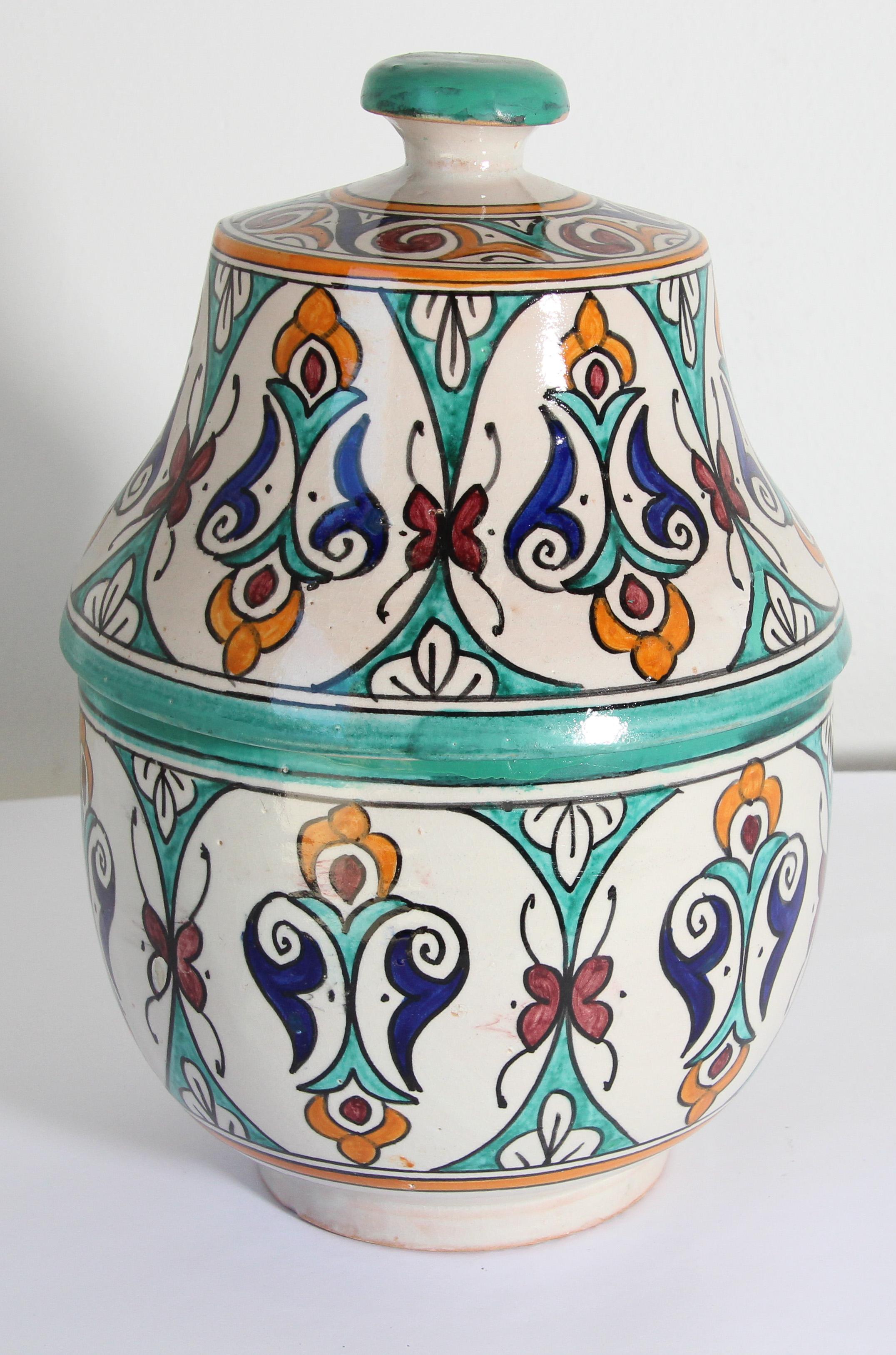 Marocain Pot couvert de céramique mauresque émaillée fabriqué à la main à Fez, au Maroc en vente