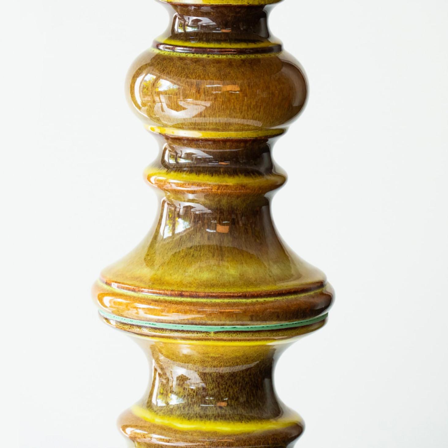 Lampada da terra in ceramica smaltata Greene & Greene Brown, paralume in seta &New di Rene Houben in vendita 2