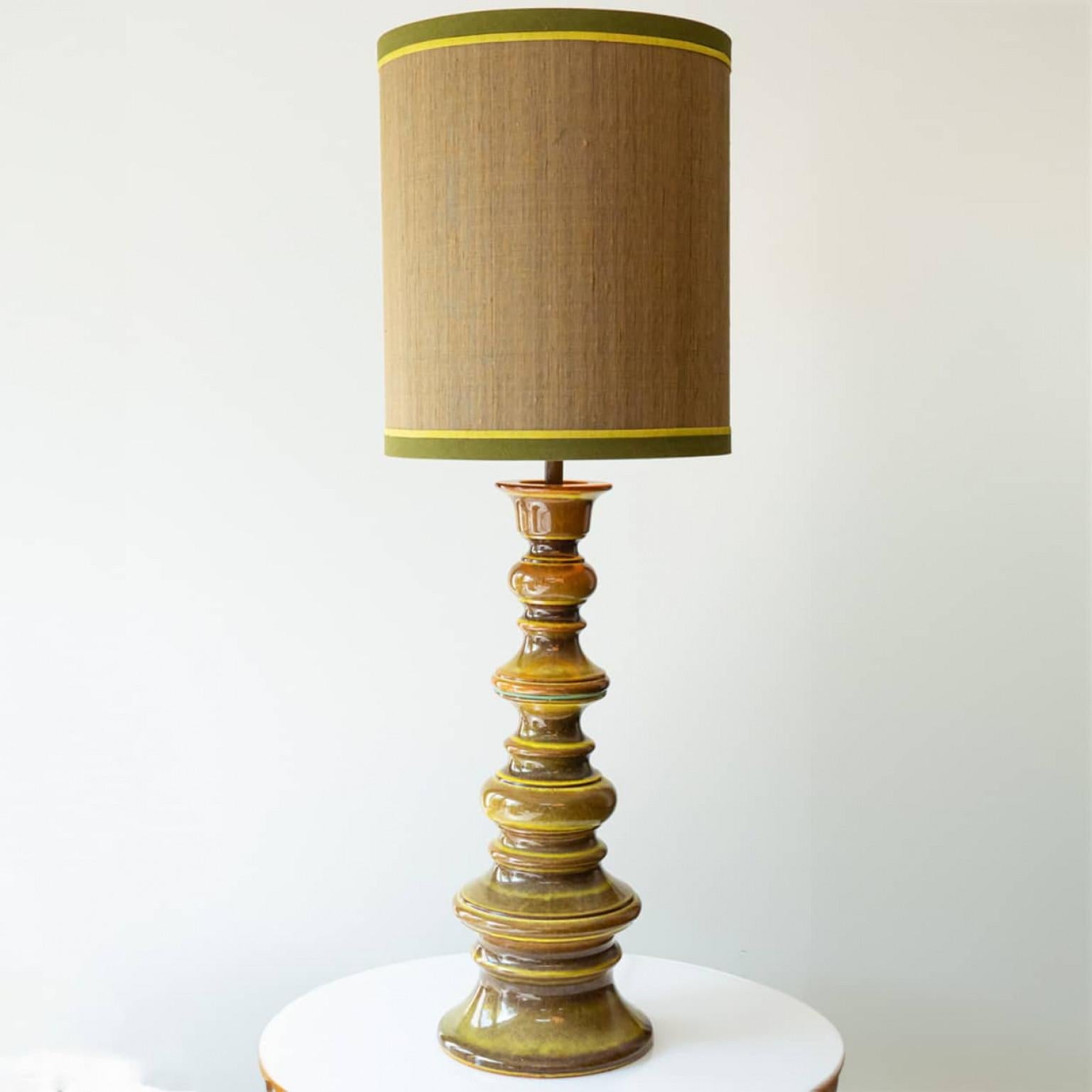 Exceptionnel lampadaire bulle en céramique.

Magnifique pièce sculpturale en céramique faite à la main dans de riches tons vert mousse et marron. Avec un nouvel abat-jour spécial en soie et un abat-jour intérieur en bronze de René Houben.

Ce pied