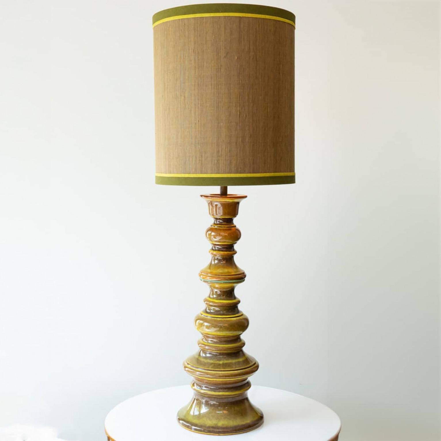 Exceptionnel lampadaire bulle en céramique.

Magnifique pièce sculpturale en céramique faite à la main dans de riches tons vert mousse et marron. Avec un nouvel abat-jour spécial en soie et un abat-jour intérieur en bronze de René Houben.

Ce pied