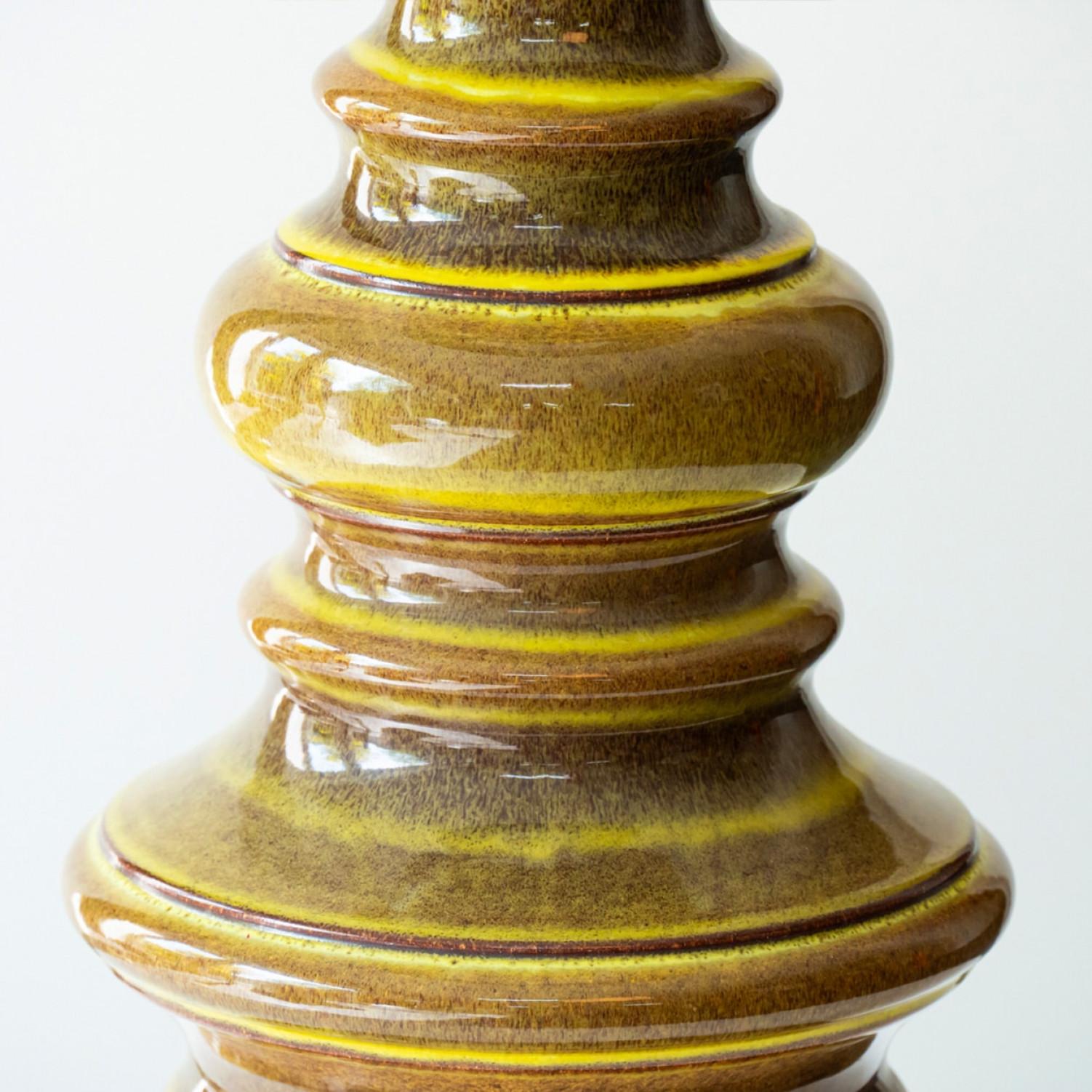 Mid-Century moderno Lampada da terra in ceramica smaltata Greene & Greene Brown, paralume in seta &New di Rene Houben in vendita