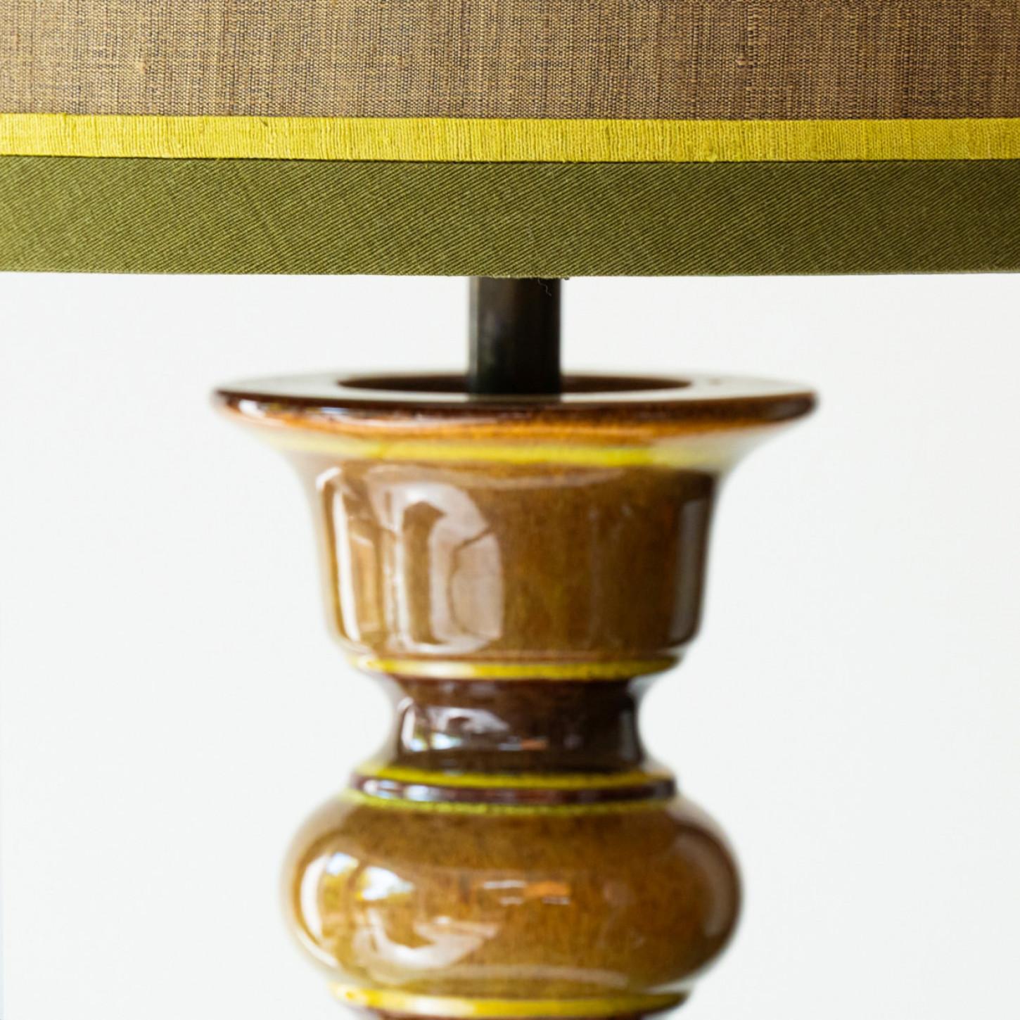 Allemand Lampadaire en céramique émaillée vert mousse brun, nouvel abat-jour en soie par Rene Hisben en vente