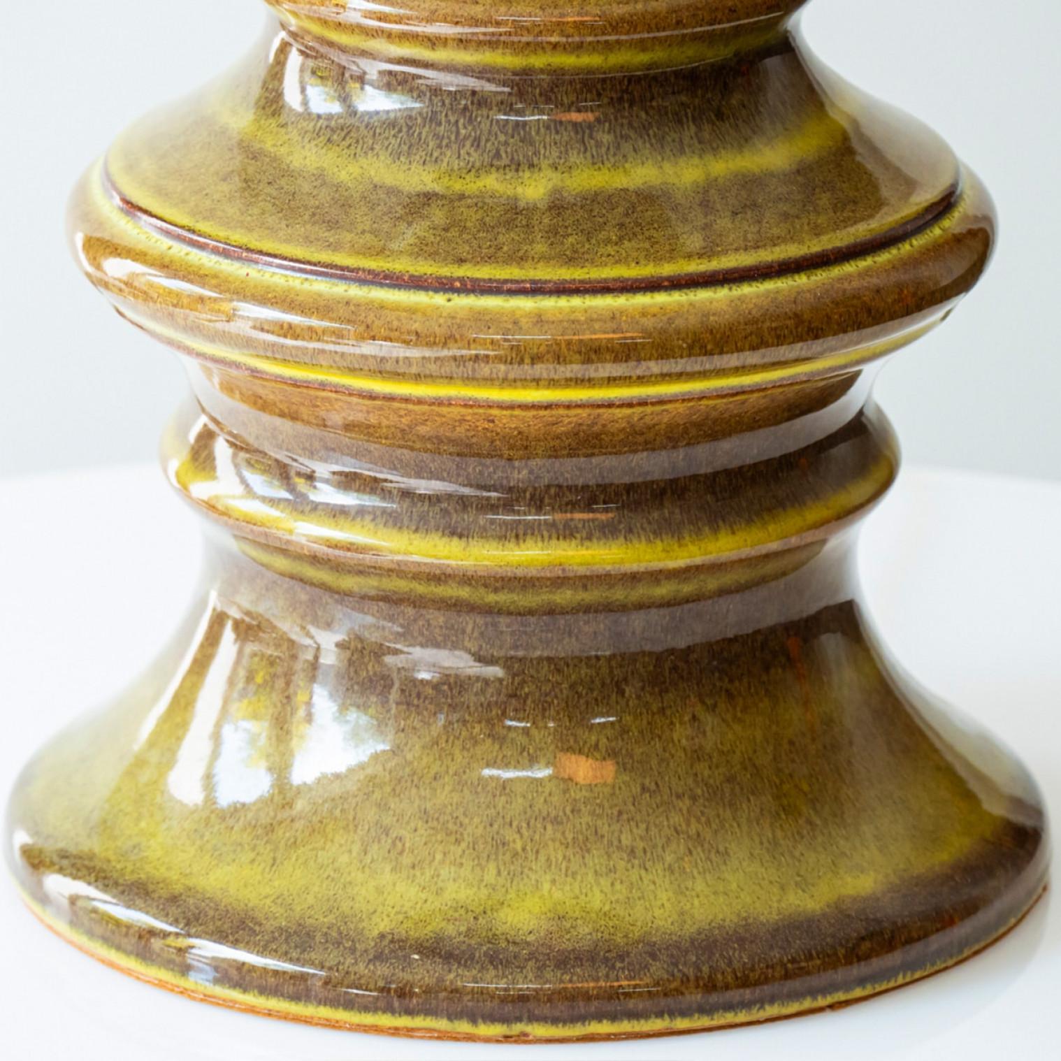 Lampadaire en céramique émaillée vert mousse brun, nouvel abat-jour en soie par Rene Hisben Bon état - En vente à Rijssen, NL