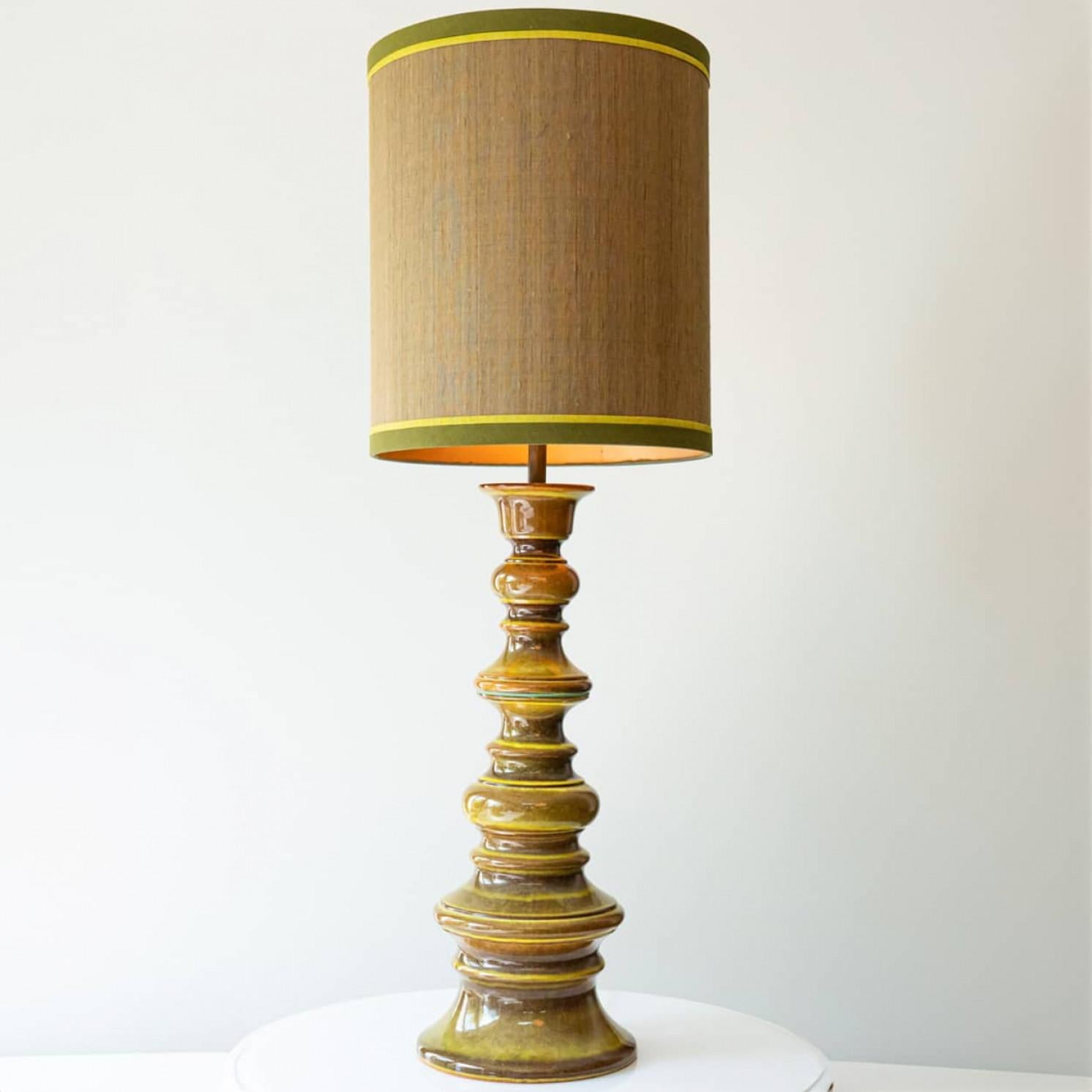 Céramique Lampadaire en céramique émaillée vert mousse brun, nouvel abat-jour en soie par Rene Hisben en vente