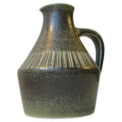 Pichet en grès vernissé vert olive d'Erik Johansen pour Michael Andersen & Son