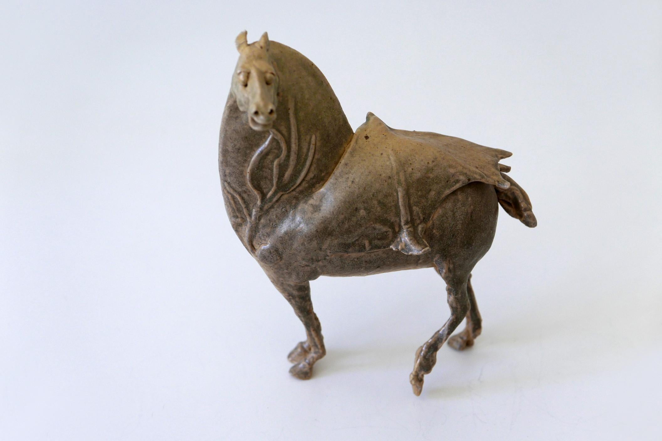 Hübsche glasierte Keramikfigur eines Pferdes des deutschen Künstlers Harro Frey, (1941-2011). Sehr hohe künstlerische Qualität.

Abmessungen: 
H 8.66 in. x B 7.08 in. x T 3.34 in. / H 22 cm x B 18 cm x T 8,5 cm

Guter Zustand. Kein Schaden.