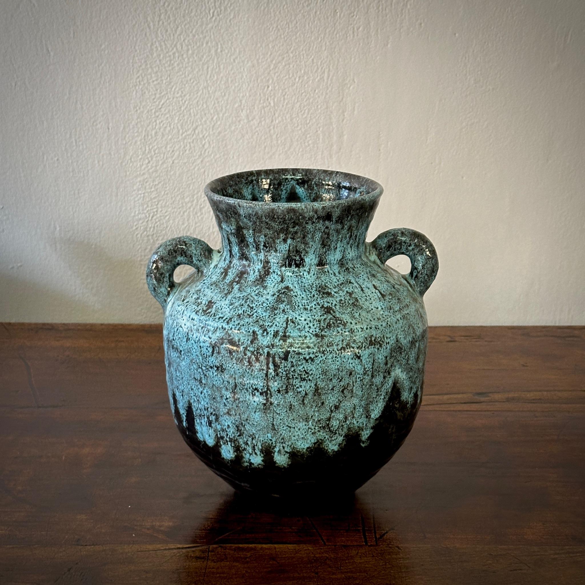 Questo splendido vaso in ceramica smaltata di Acolay, risalente agli anni '60, presenta una forma ad anfora con un motivo a goccia blu su una base in ebano satinato. Il contrasto sorprendente e il design artistico ne fanno un pezzo unico, perfetto