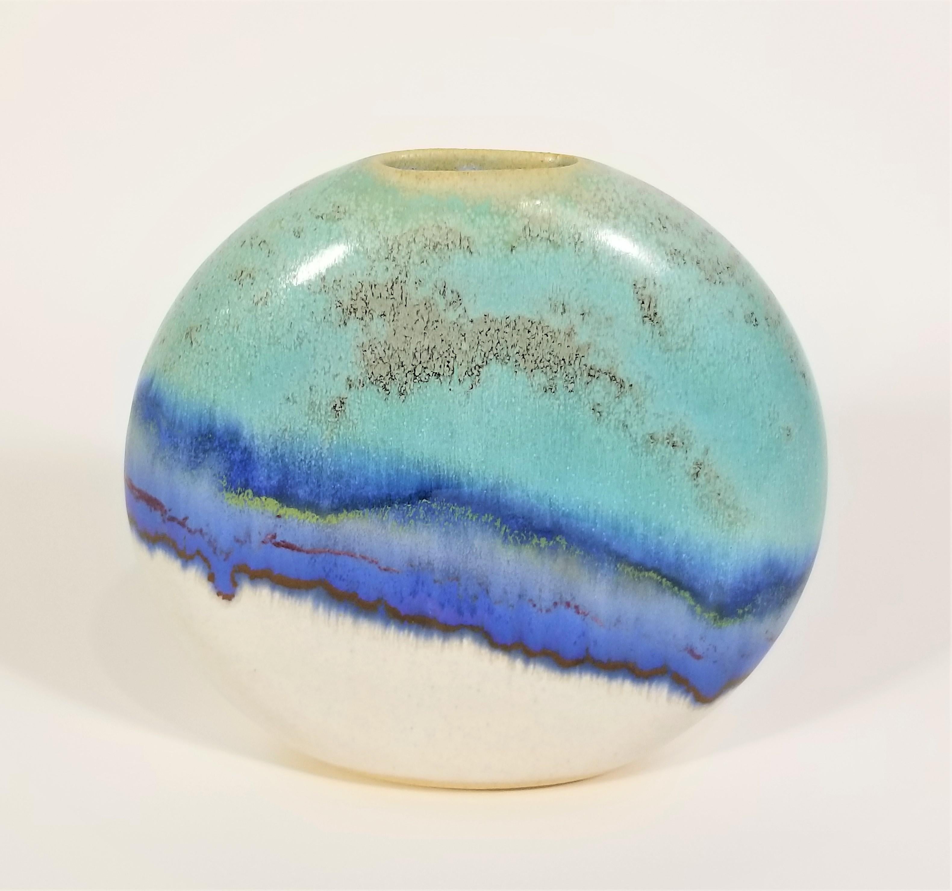 Vase en céramique datant du milieu du siècle dernier et des années 1970. Magnifiquement vitré. Excellent état.