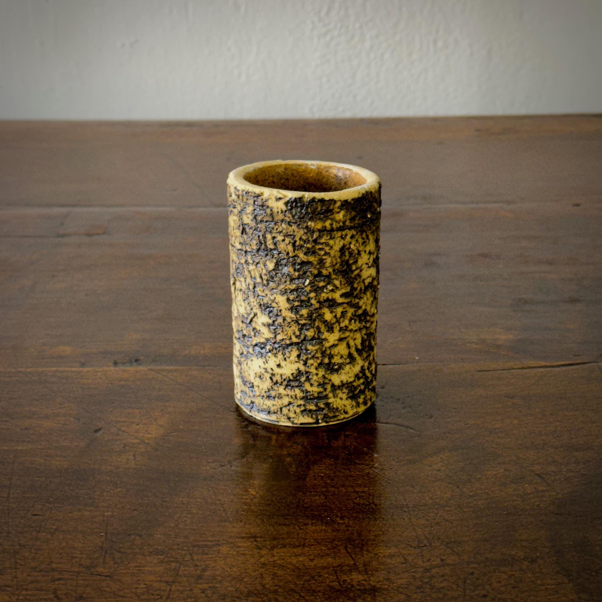 Paire de vases en poterie émaillée du milieu du siècle, originaires de Belgique, dans des tons crème et terre texturés. Fonctionnels seuls ou en groupe avec notre collection de récipients en poterie.

Belgique, vers 1960

Dimensions : 3W x 3D x 4.5H