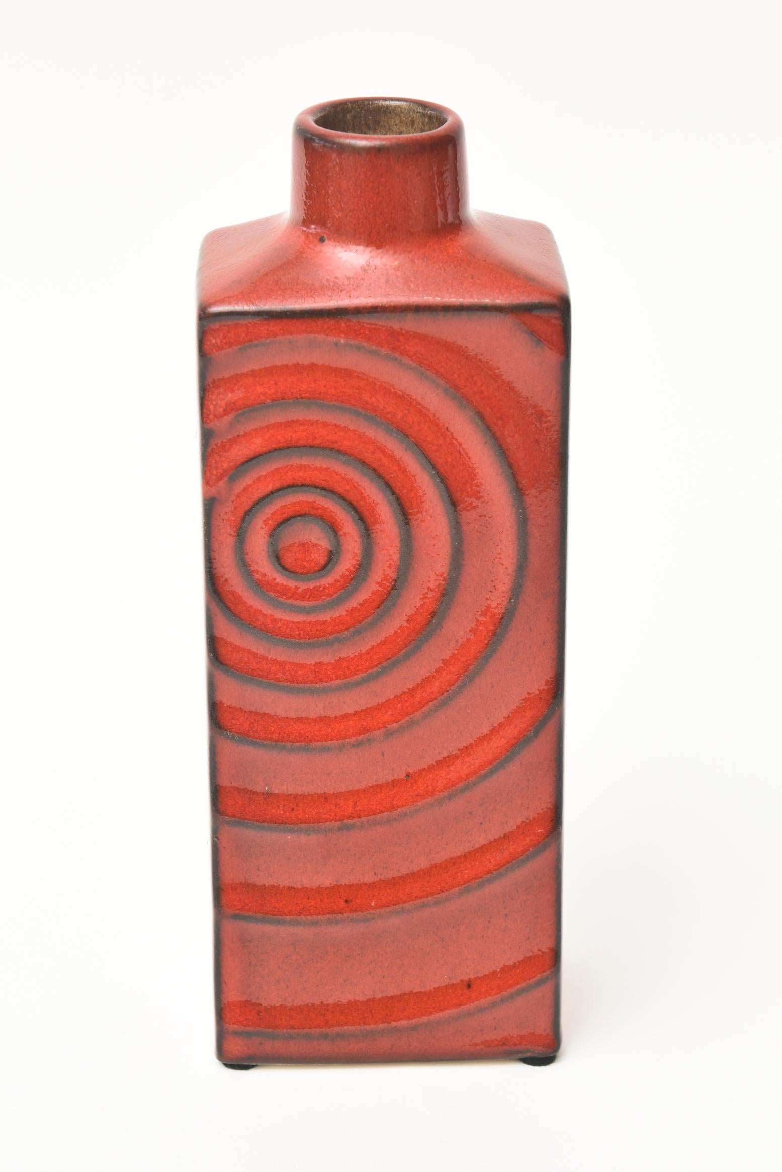 This brilliant red graphic glazed ceramic vase was designed by Cari Zalloni for Steuler Keramik ceramics in the 1970s. It is from West Germany. He was renowned at that time to create Space Age and optical pieces for Bay Keramik. It can be now used