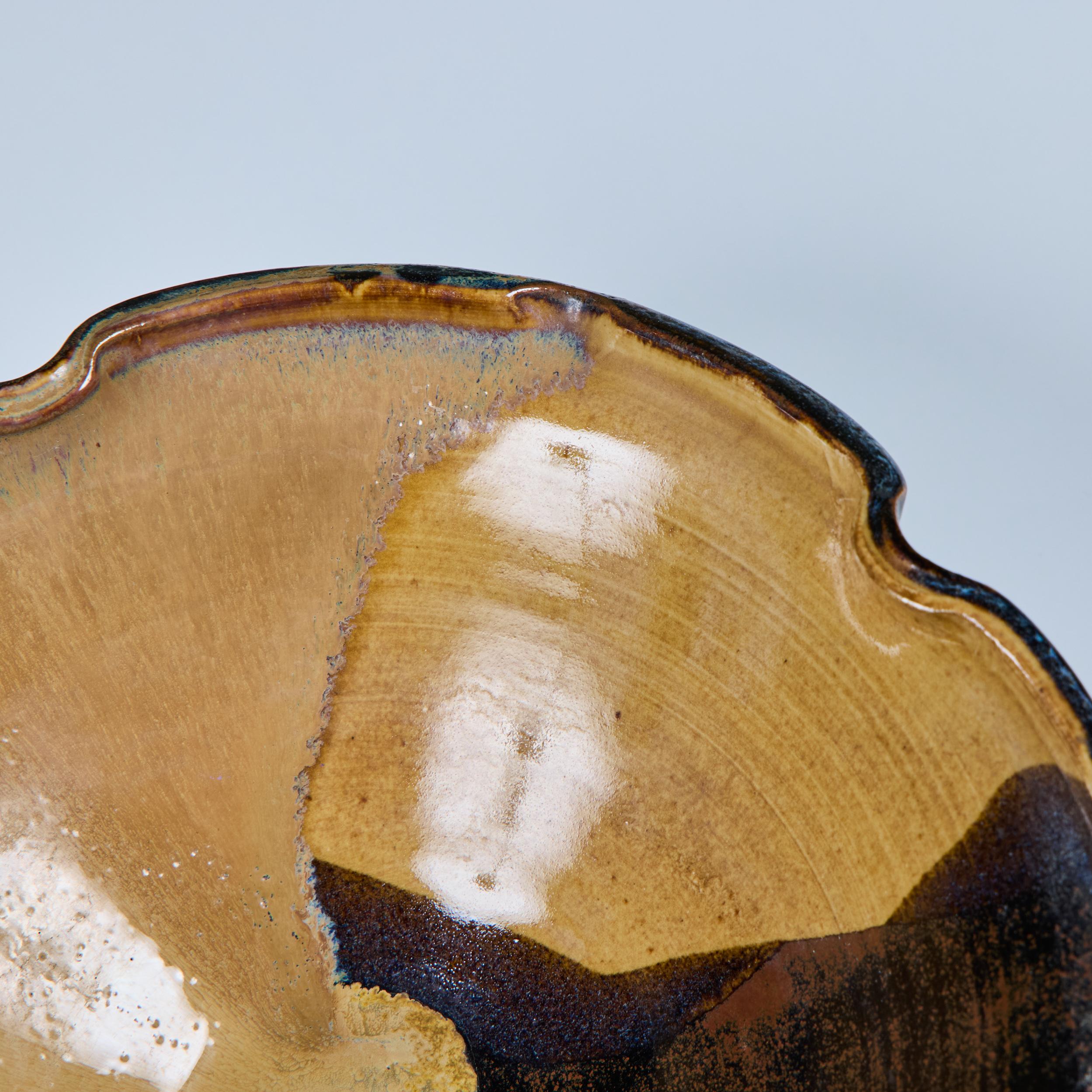 Glasierte Keramikschüssel mit Jakobsmuschelrand im Angebot 7