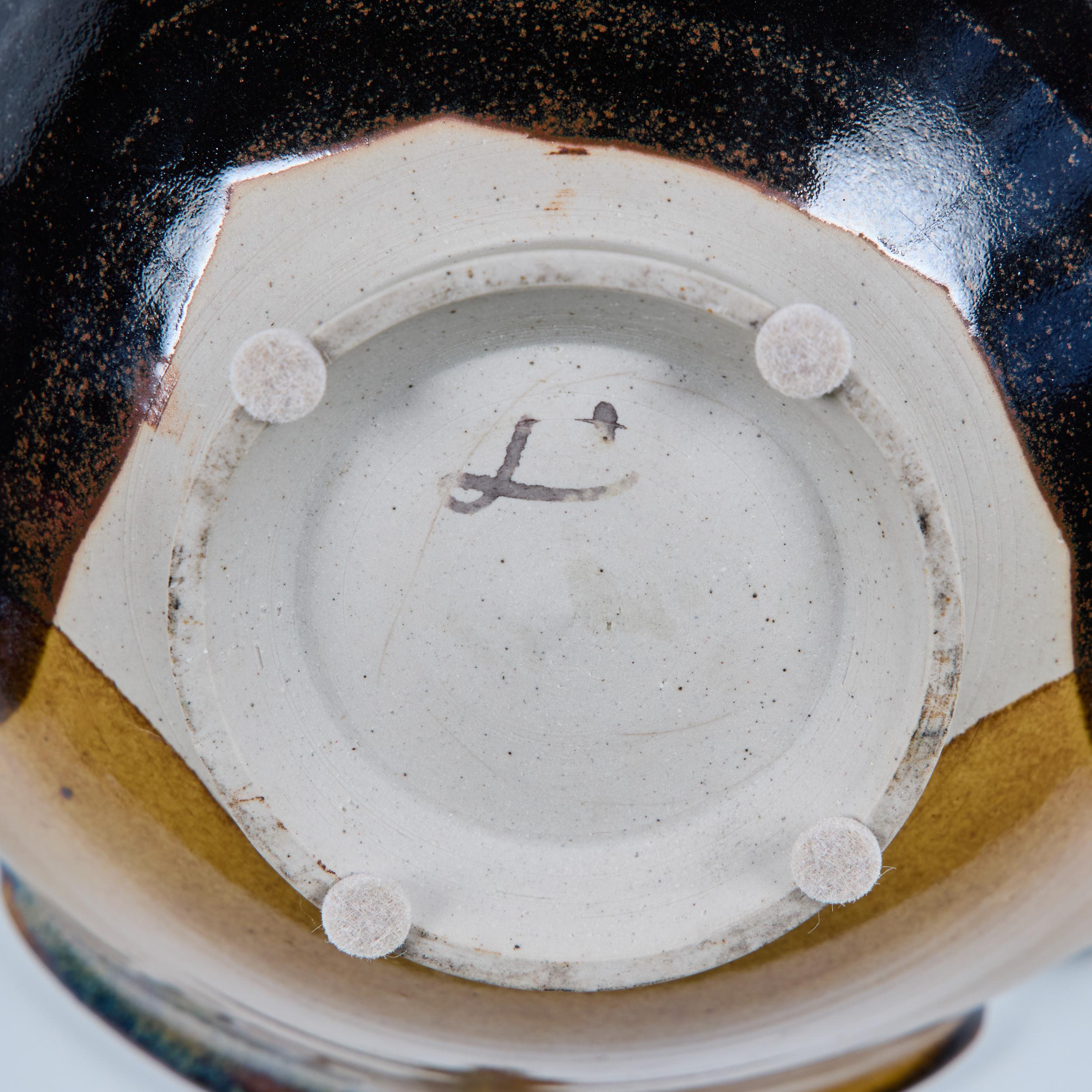 Glasierte Keramikschüssel mit Jakobsmuschelrand im Angebot 8