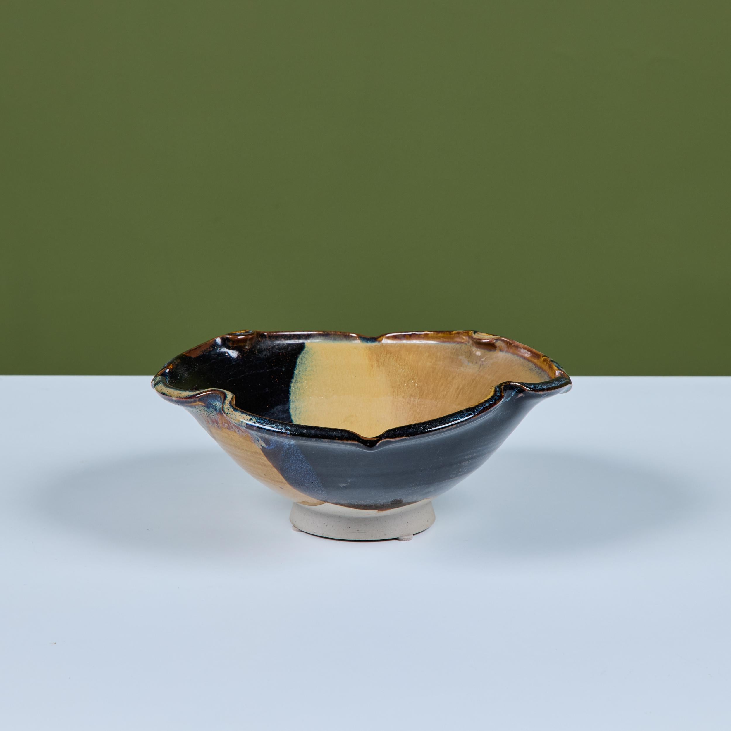 Glasierte Keramikschüssel mit Jakobsmuschelrand im Angebot 1