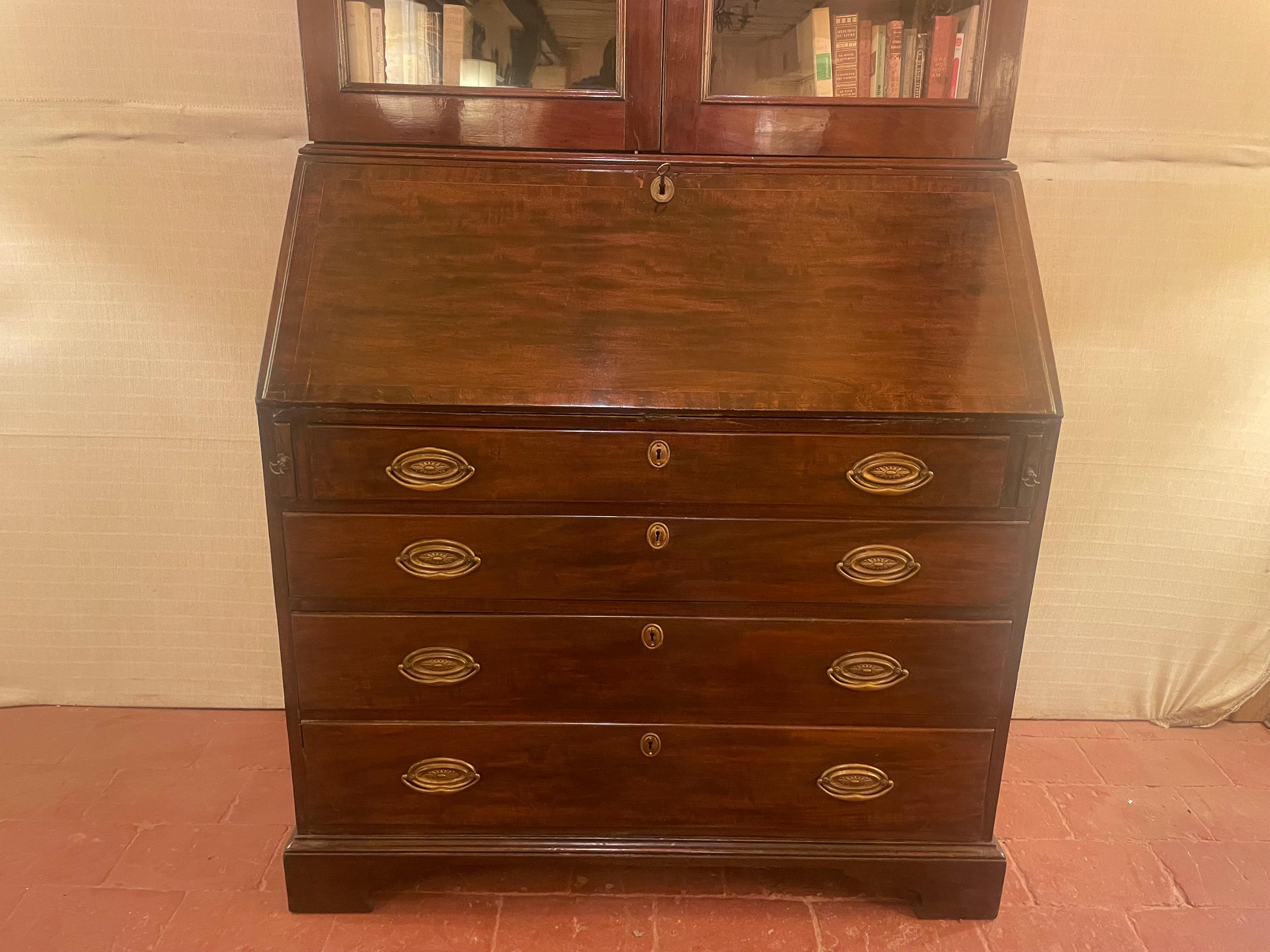 Mahogany glazed secretary from the end of the 18th century of very good quality

Very beautiful secretary composed of 4 drawers as well as a theater in the lower part and an upper glazed part which can be used as a bookcase or display cabinet.

This