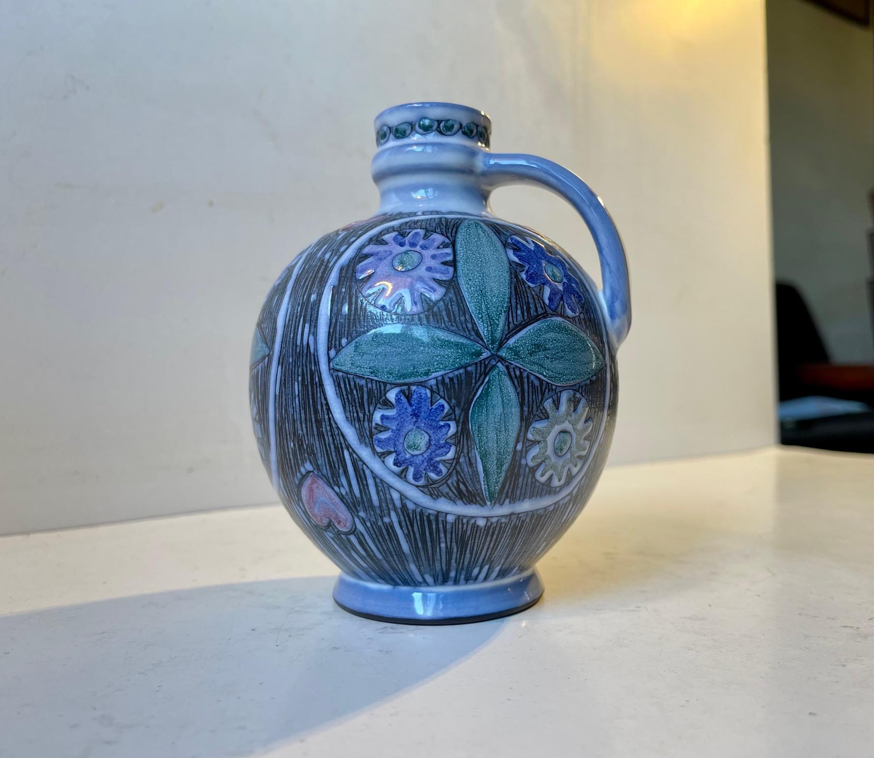 Vase pichet décoré de Sgrafitto du Studio Laholm en Suède. Émaux polychromes. Signé/marqué. Fabriqué en studio vers 1960-65. Mesures : H : 14 cm, P : 11 cm.
