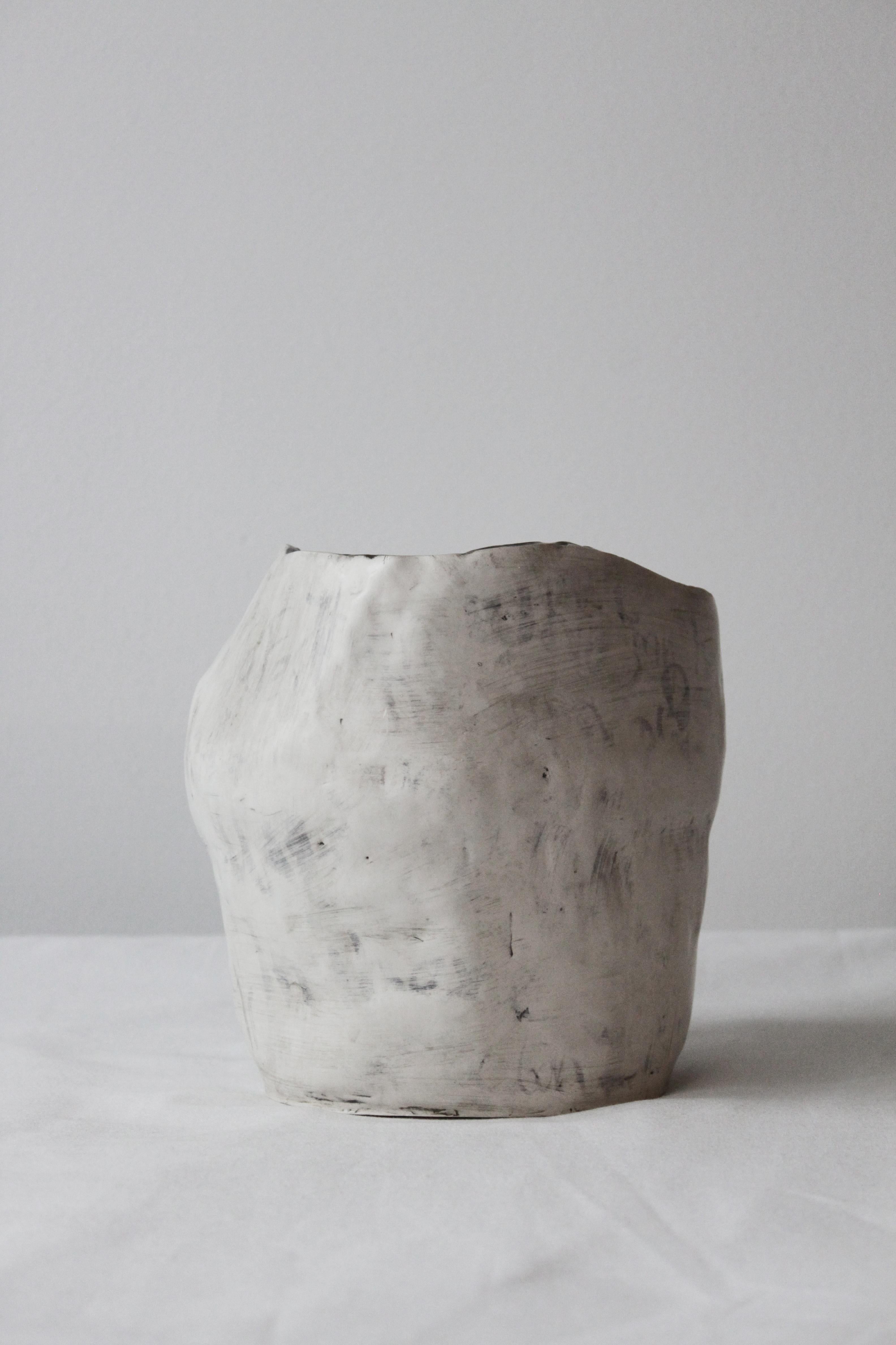 Vase „Amorphia L“ aus glasiertem Steingut von Lava Studio Ceramics (Moderne) im Angebot