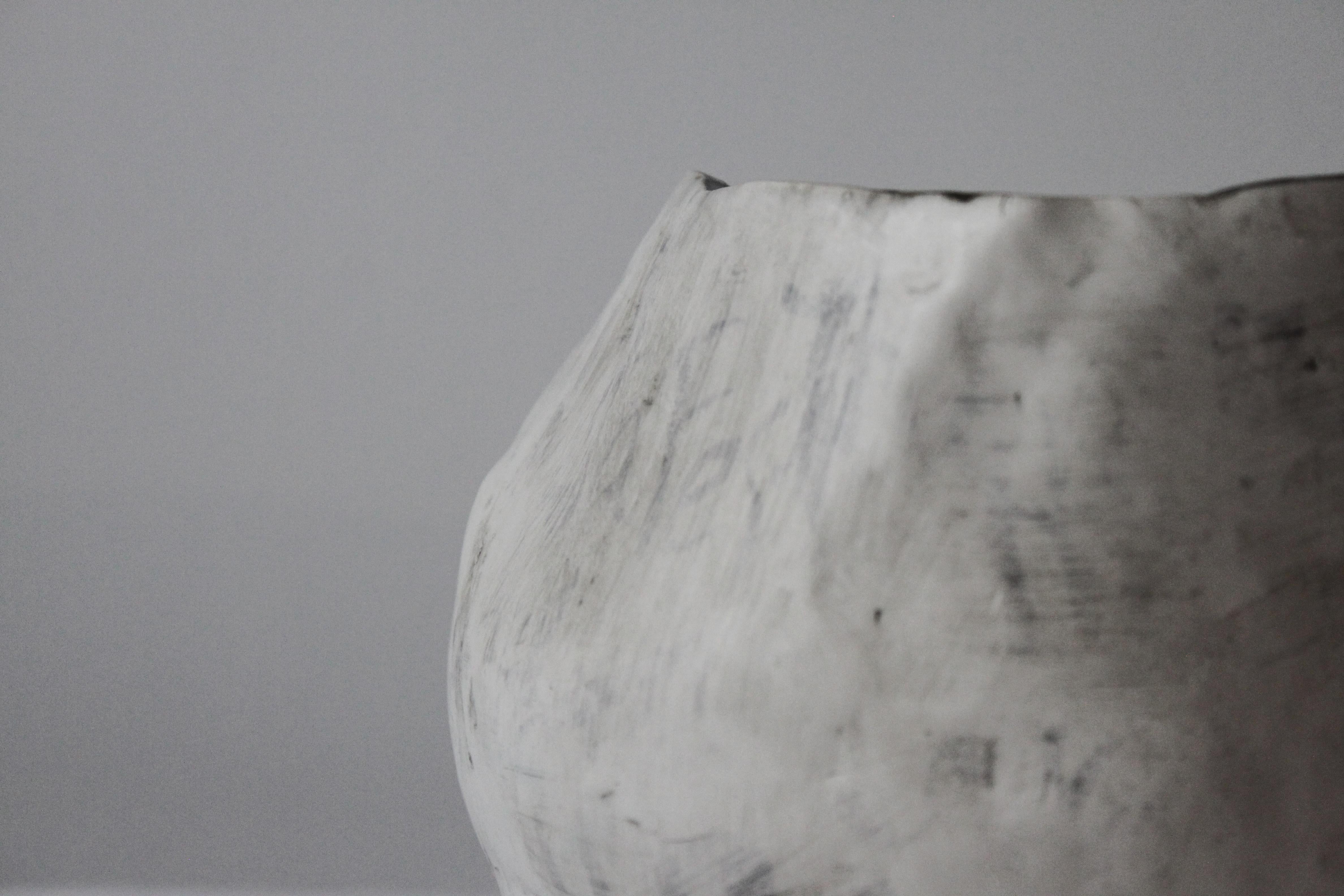 Vase „Amorphia L“ aus glasiertem Steingut von Lava Studio Ceramics (Griechisch) im Angebot
