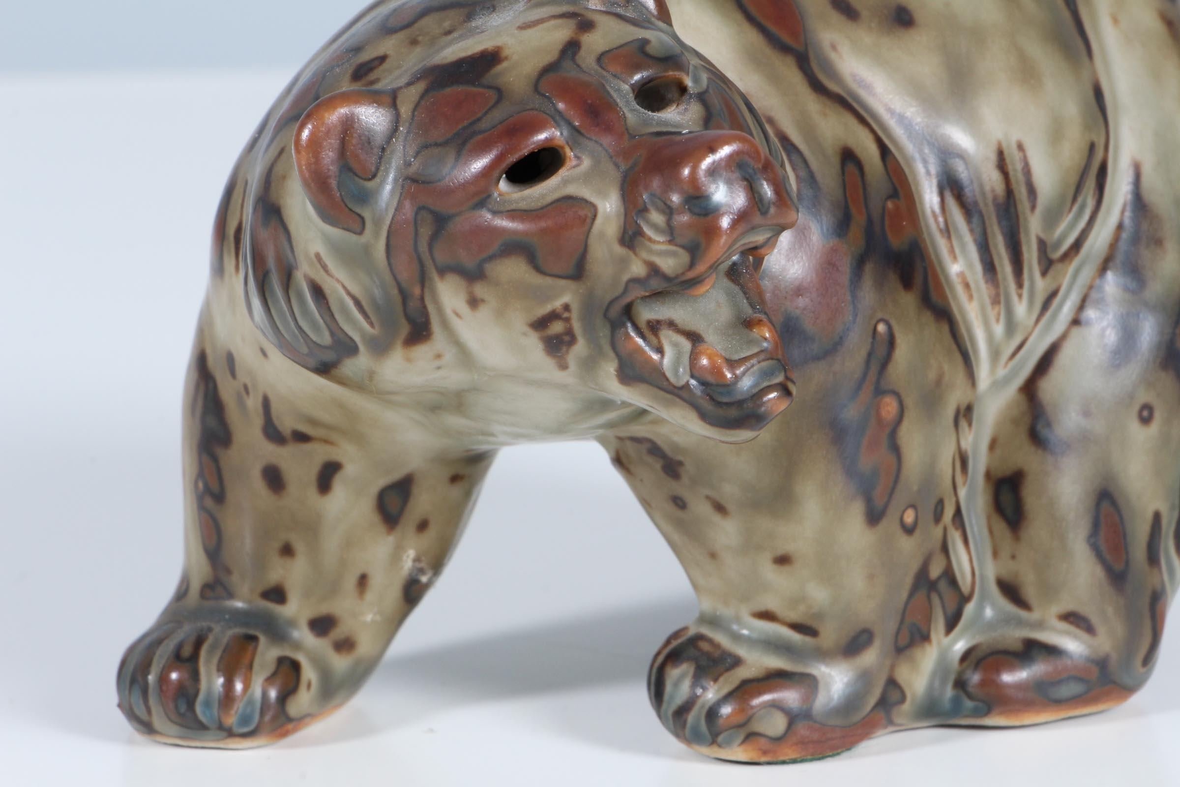 Scandinave moderne Figurine d'ours en grès émaillé, Knud Kyhn pour Royal Copenhagen n° 20179 en vente