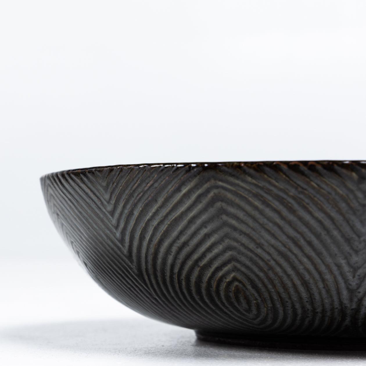 Schale aus glasiertem Steingut mit Schmetterlingsflügelglasur. Unterschrieben.
Hergestellt von Royal Copenhagen