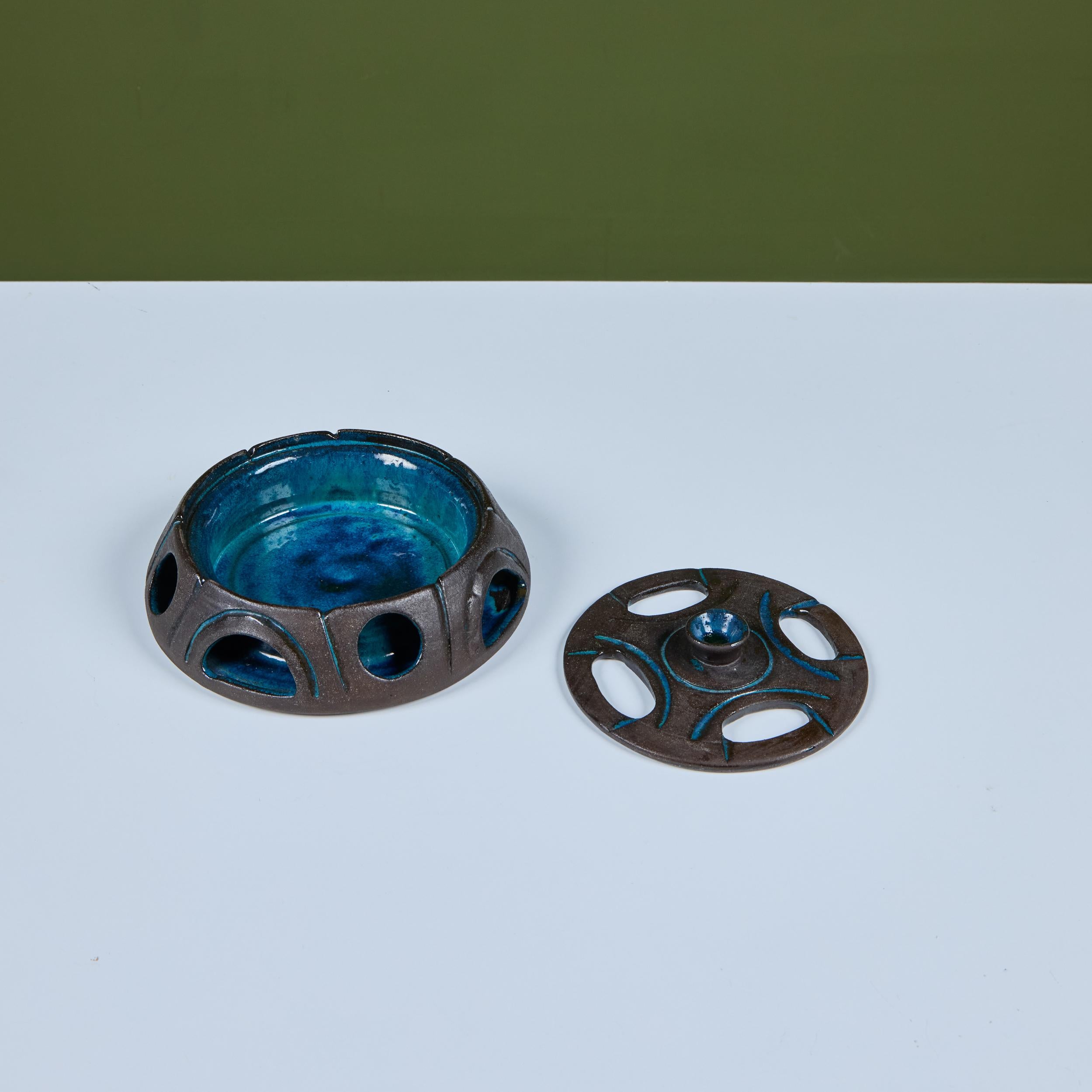 Arte popolare Ciotola in gres smaltato con coperchio in vendita