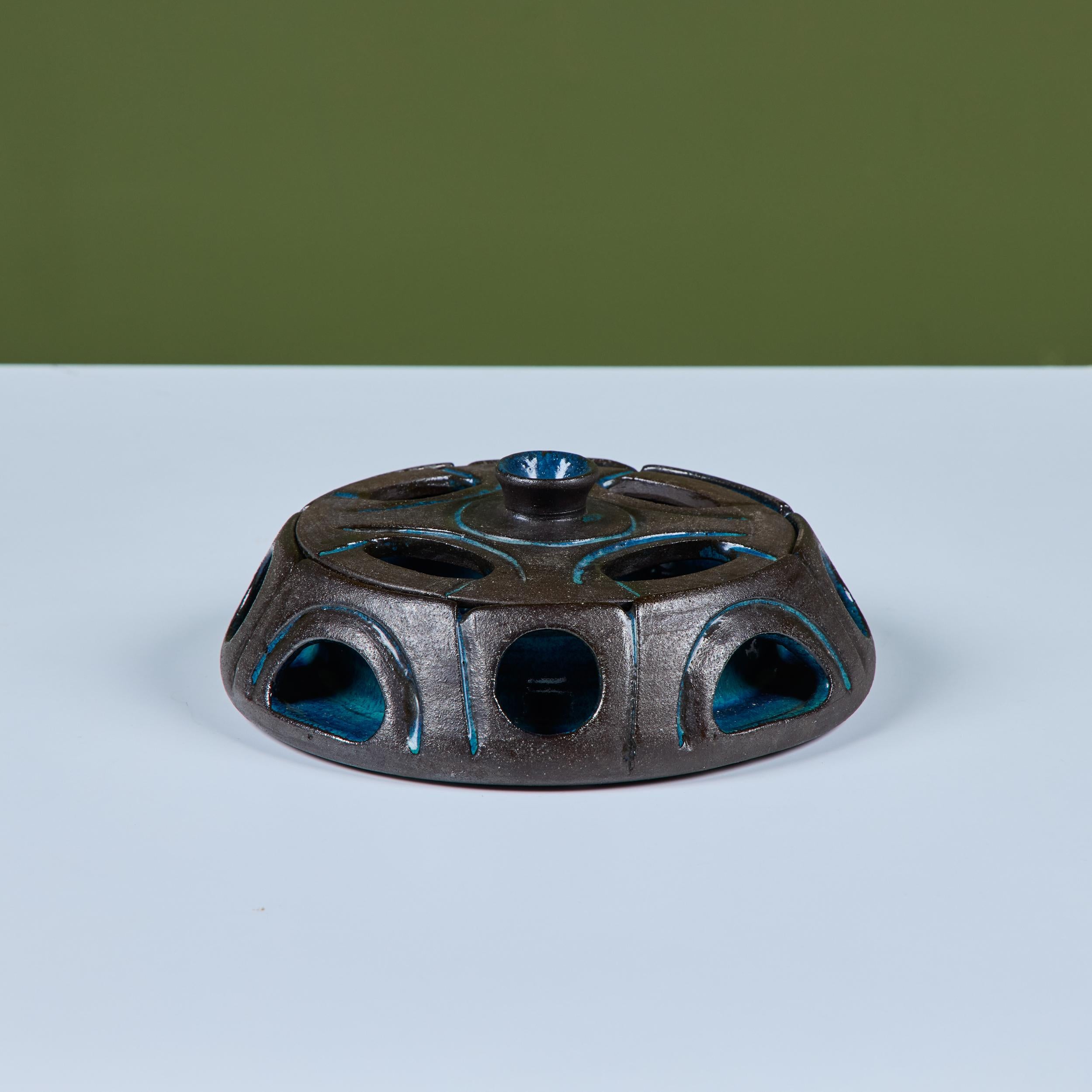 Ciotola in gres smaltato con coperchio In condizioni buone in vendita a Los Angeles, CA