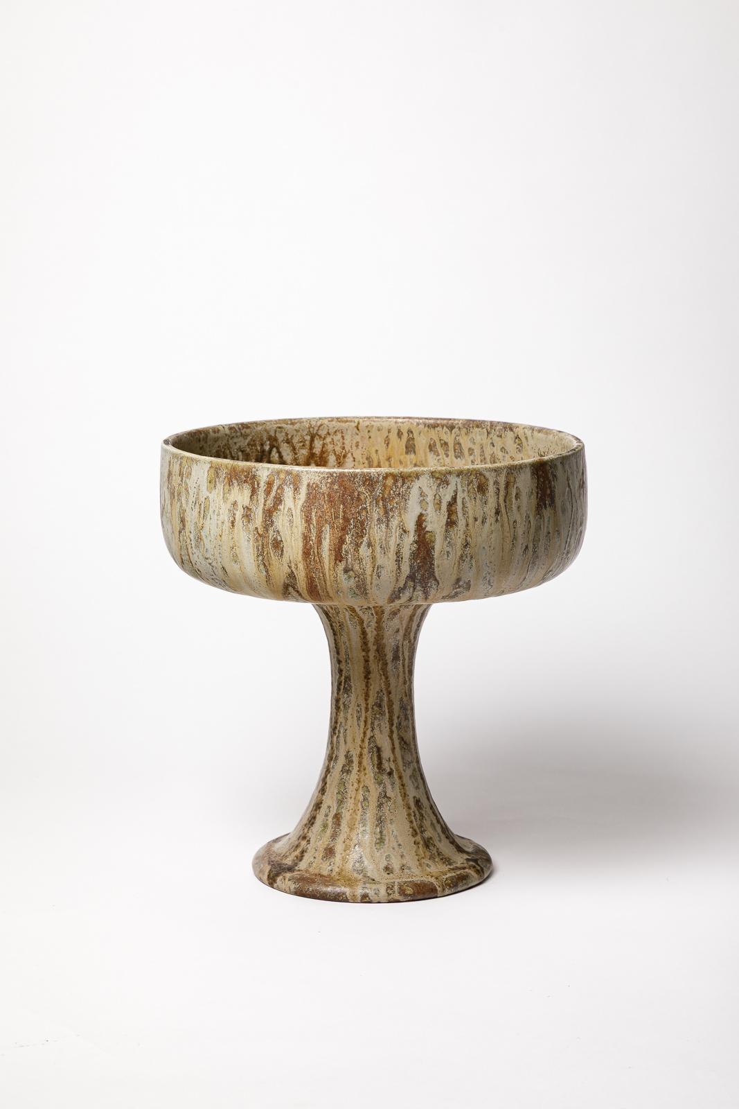 Coupe en grès émaillé de Roger Guérin. 
Signature de l'artiste sous la base. Circa 1930.
H : 11 x 10.4 pouces.