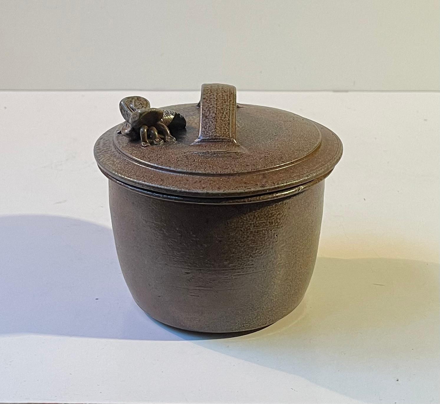 Vasetto di miele in gres smaltato con ape del danese Getter Hundstrup in vendita 4