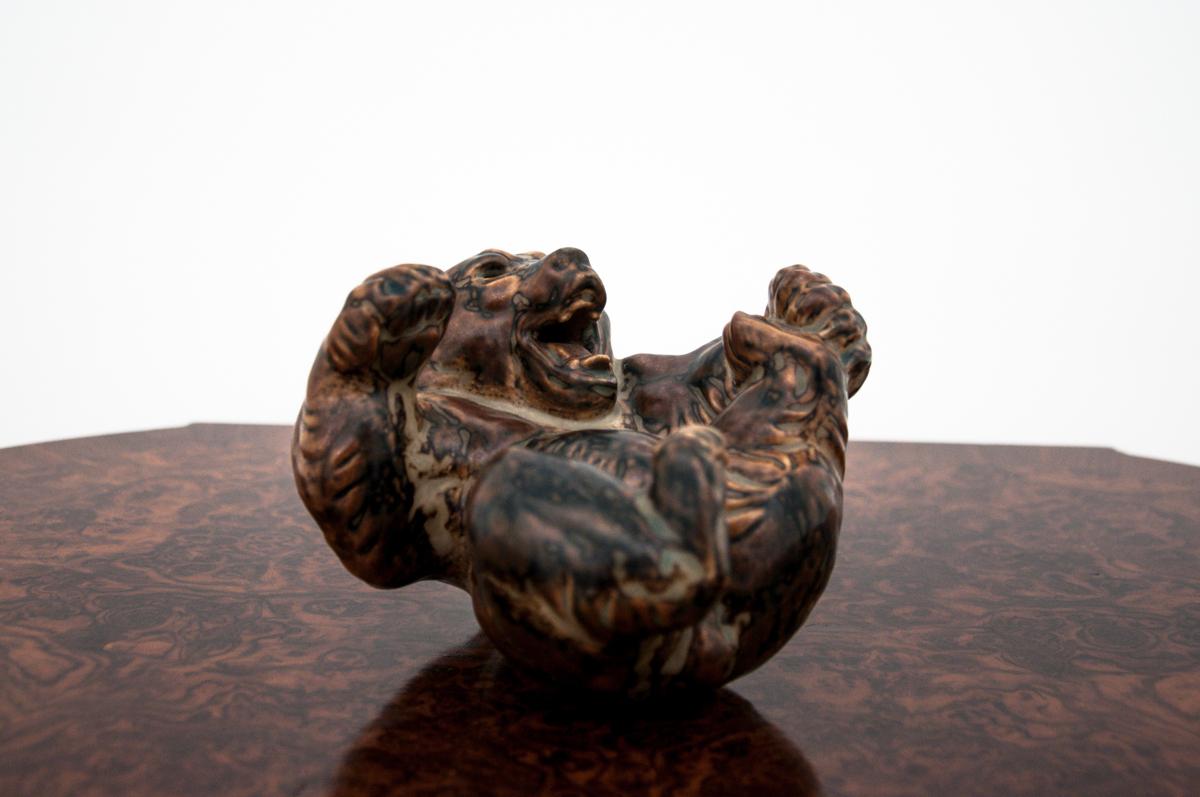 Questa espressiva statua *Bears*, realizzata negli anni '50 dal famoso artista danese Knud Kyhn per Royal Copenhagen, è un esempio lampante del gres scandinavo di metà secolo. Realizzata in ceramica smaltata, la scultura cattura la forza e la natura