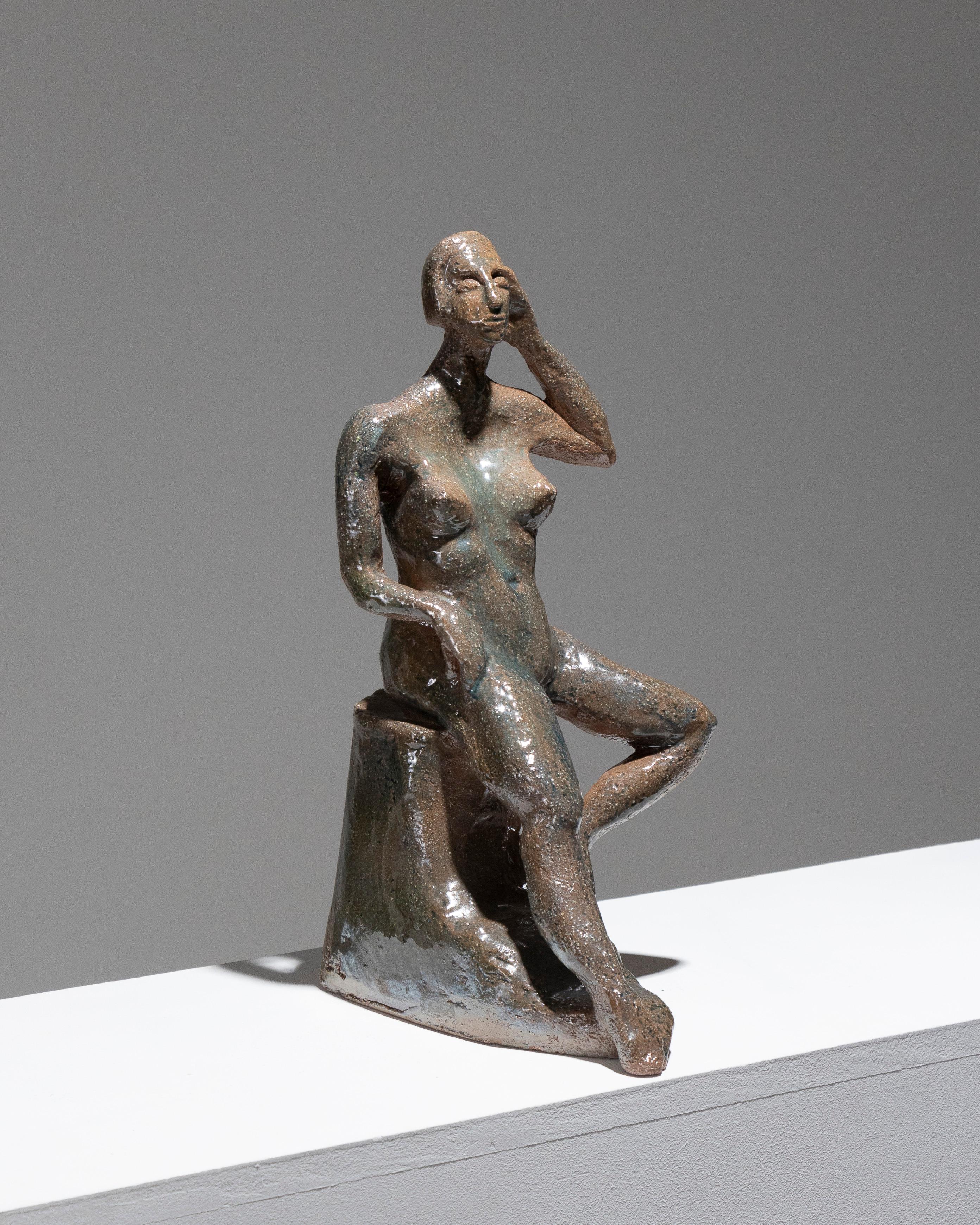 Scultura in gres smaltato di una donna nuda, intitolata 