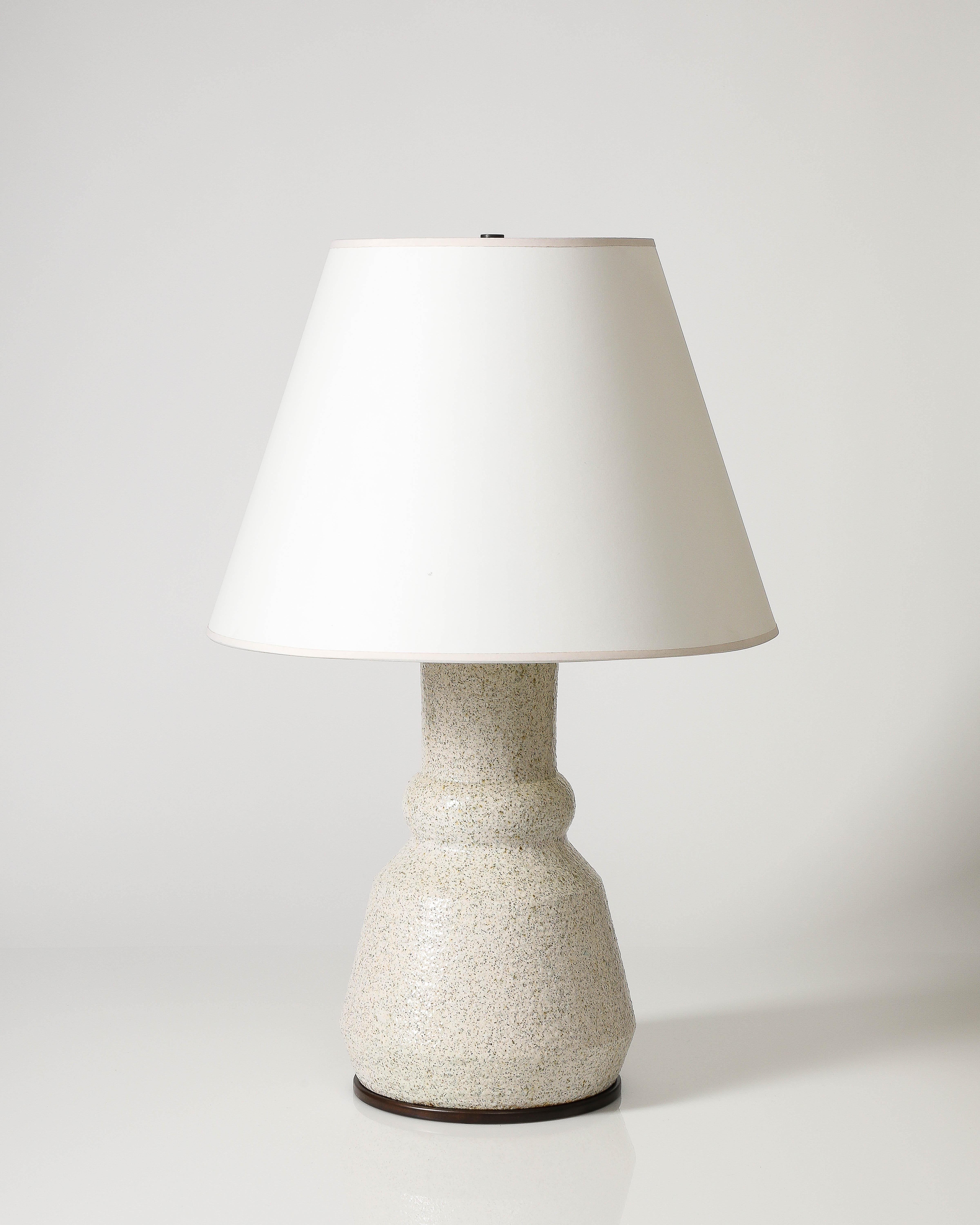 Lampe de table en grès émaillé.