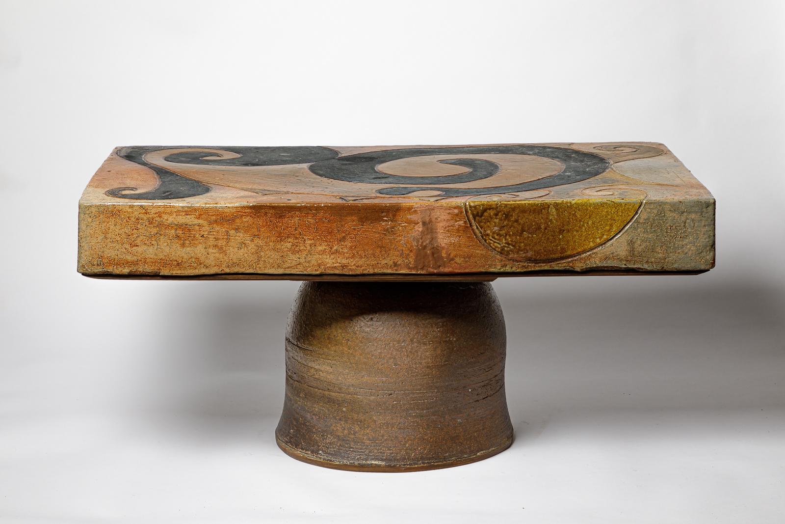 Table en grès émaillé à décor géométrique par Georges Martin. 
Signature de l'artiste sur la base. Circa 1970-1980. Pièce unique.
H : 14.6 x 17.7 x 31.7 pouces.