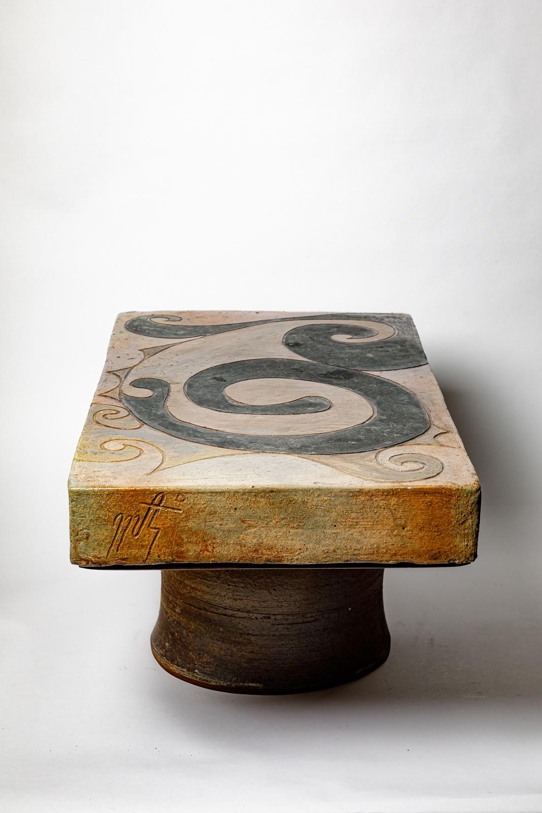 Français Table en grès émaillé à décor géométrique de Georges Martin, vers 1970. en vente