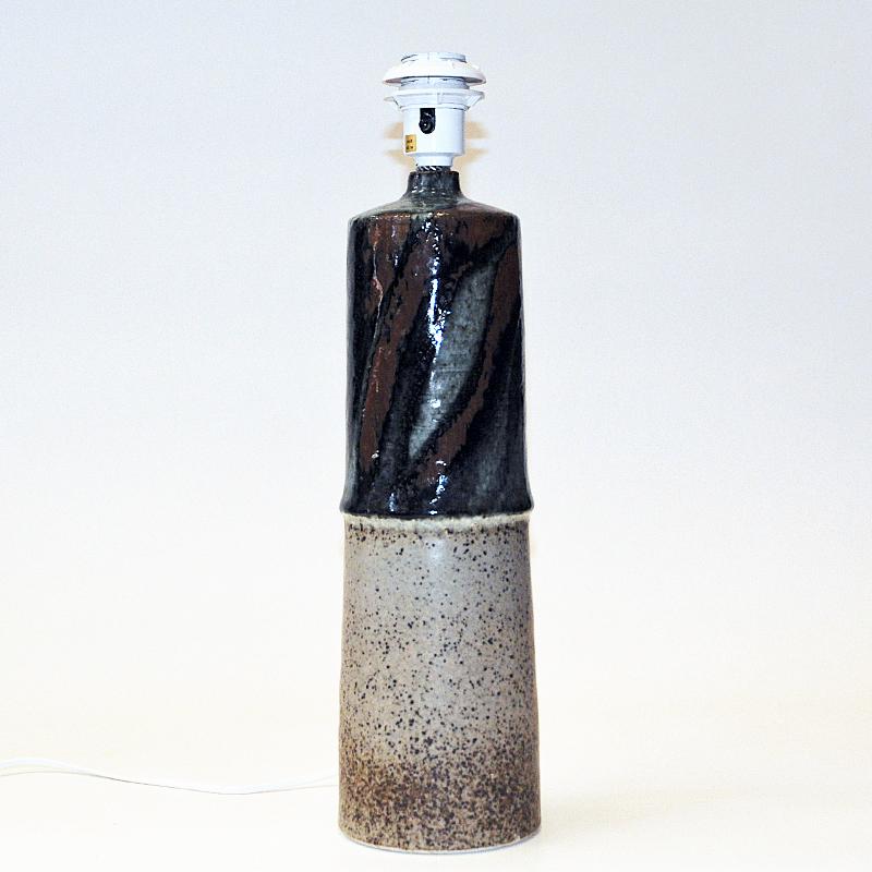 Tischlampe aus glasiertem Steingut von Olle Alberius - Rörstrand, Schweden 1960er Jahre im Zustand „Gut“ im Angebot in Stockholm, SE