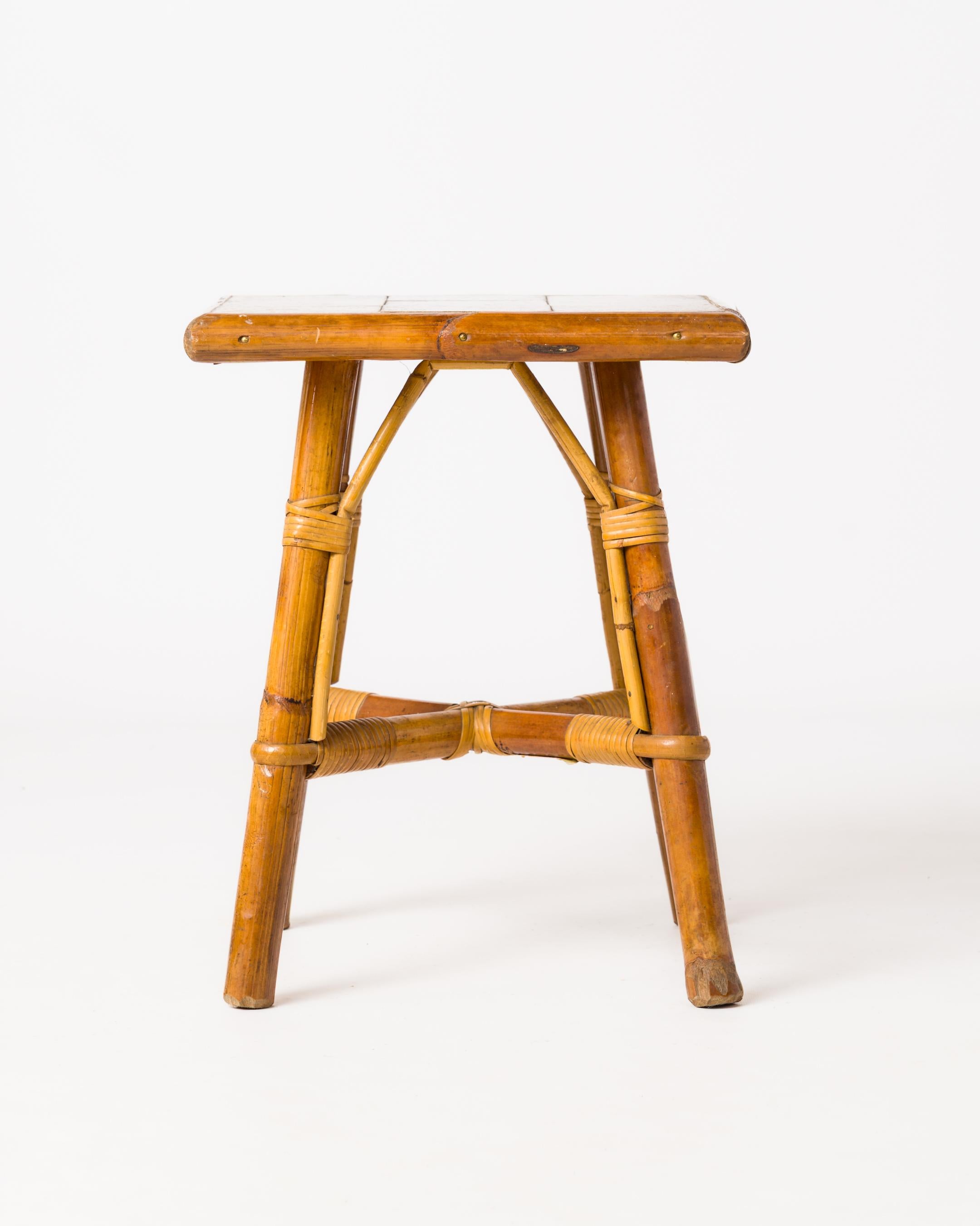 Table d'appoint à plateau carré avec surface en grès émaillé et structure en rotin. Originaire de la France des années 1950. En bon état vintage.
Attribué à Bergon Anduze.
Cette table d'appoint est expédiée depuis la France et peut être renvoyée