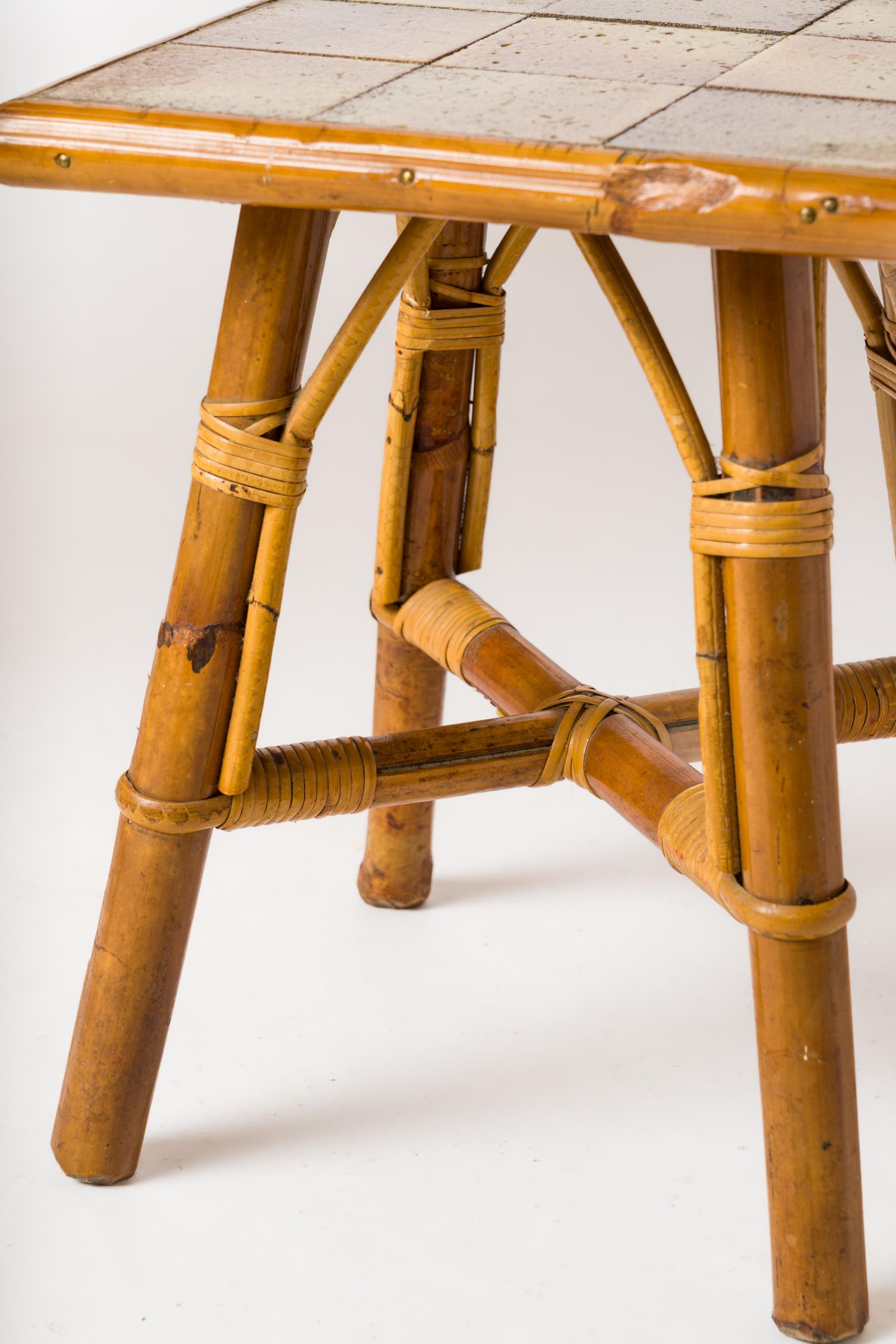 Milieu du XXe siècle Table d'appoint en grès émaillé et rotin att. Bergon Anduze - France 1950's en vente