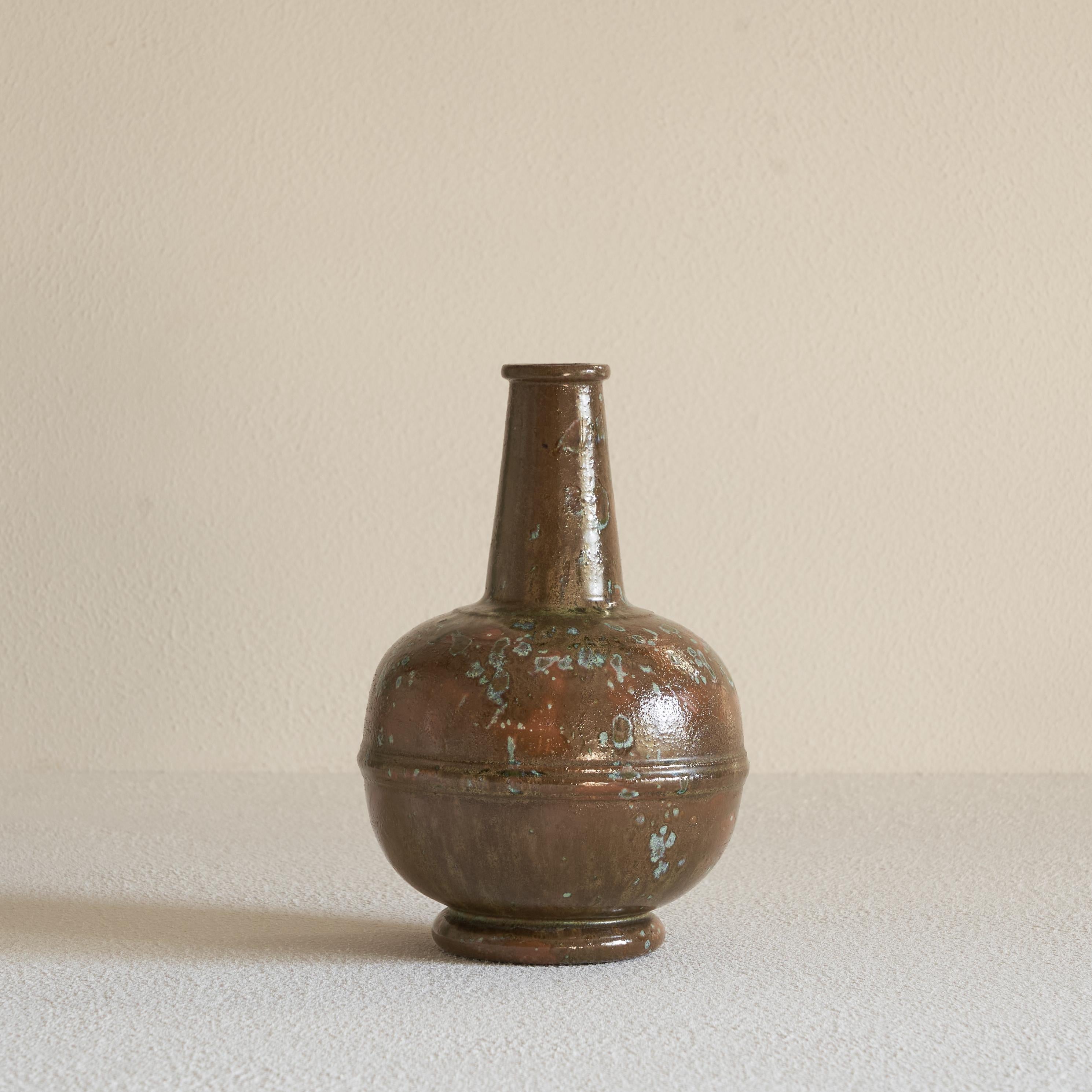 Vaso in ceramica smaltata, inizio XX secolo.

Si tratta di un vaso Studio Pottery splendidamente smaltato realizzato all'inizio del XX secolo. Ha una forma molto distinta con una base sferica e un beccuccio sottile e dettagli interessanti come il