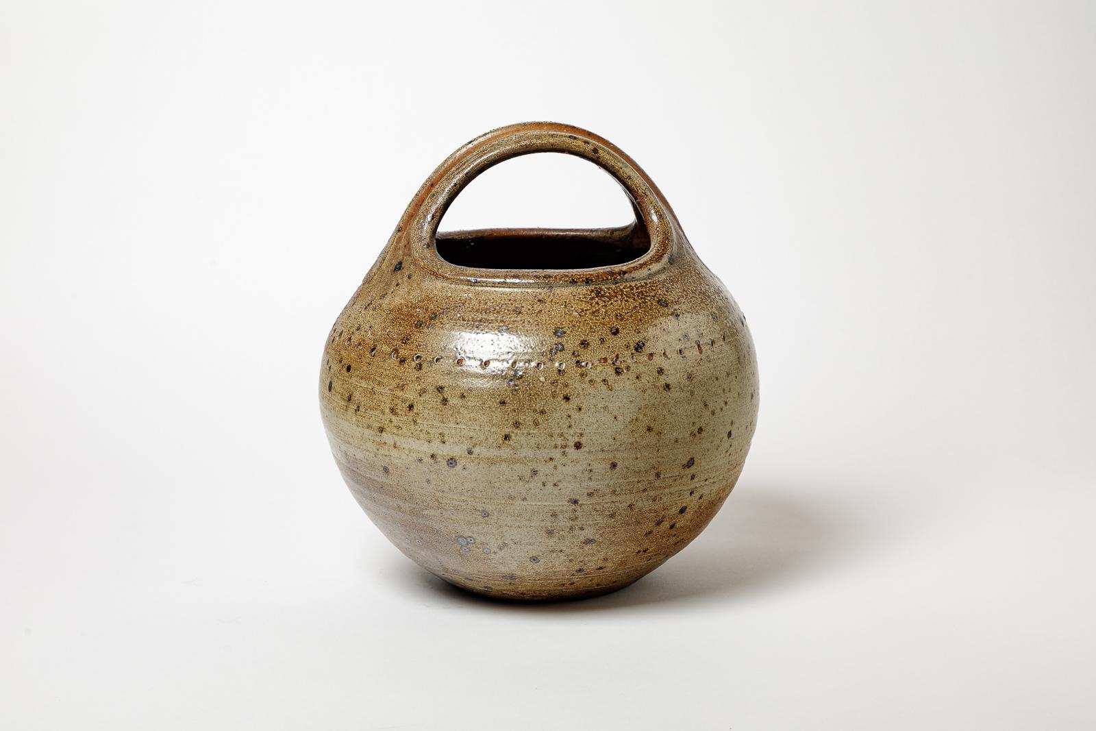 Vaso in gres smaltato di Gustave Tiffoche. 
Wood. Un pezzo unico.
Firma dell'artista sotto la base. Vers 1970.
H. : 11,8 x 10,6 pollici.